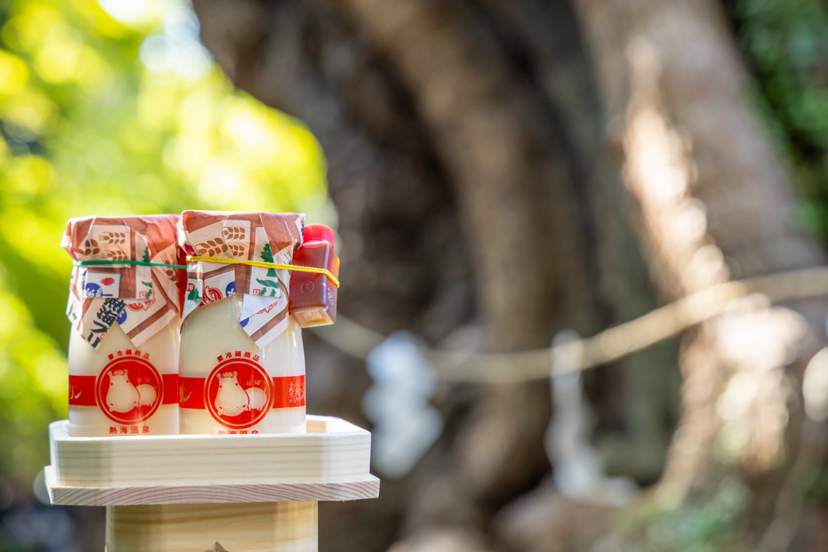 イチオシは来宮駅店限定「麦こがしプリン」。プリンと黒みつソースに來宮神社ゆかりの「麦こがし」を使い、芳ばしくコクのある和プリンに仕上げている