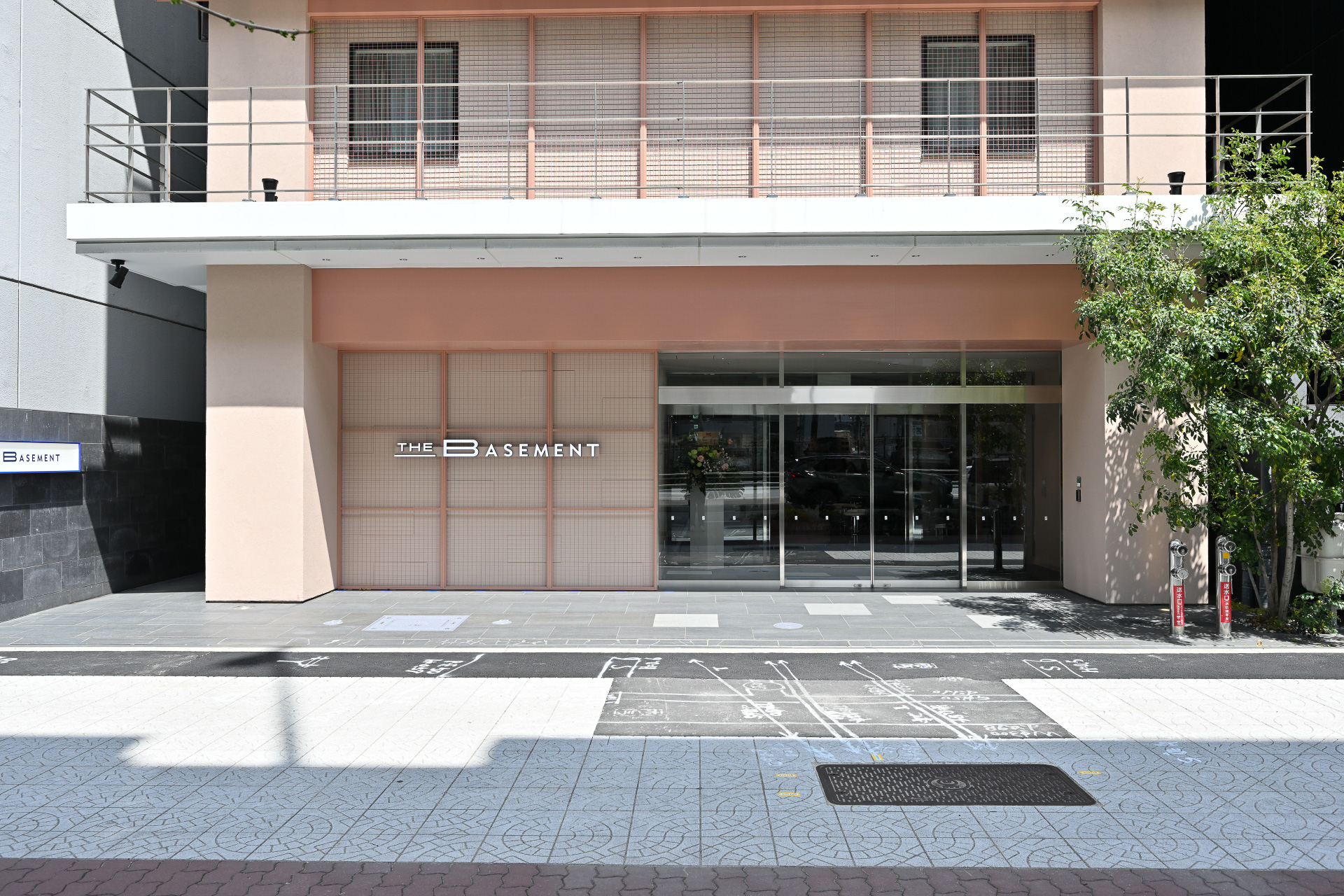 THE BASEMENT HOTEL Osaka Honmachi外観。大阪市内を東西につらぬく中央大通に面し、Osaka Metro 四つ橋線本町駅からもほど近い立地