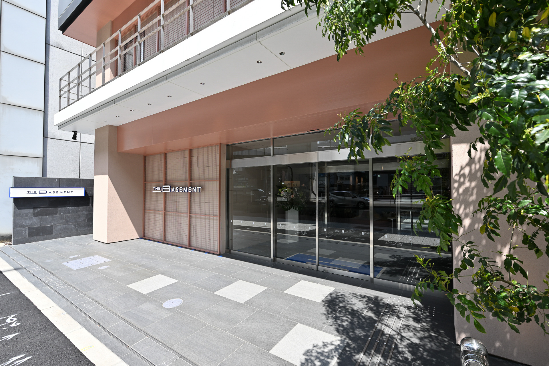 THE BASEMENT HOTEL Osaka Honmachi外観。大阪市内を東西につらぬく中央大通に面し、Osaka Metro 四つ橋線本町駅からもほど近い立地