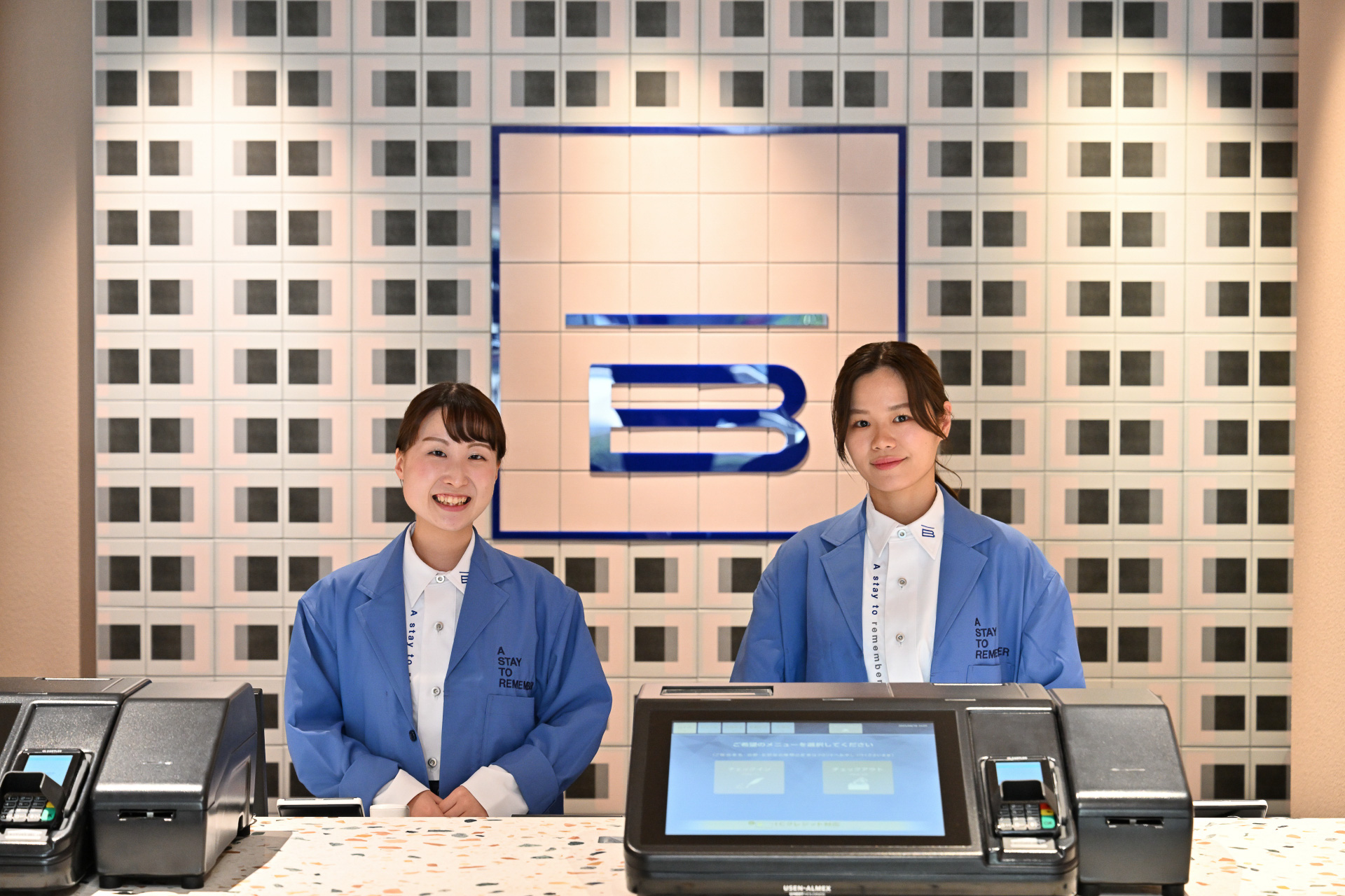 ホテルスタッフ着用の制服もアクタスがデザインを手がけた