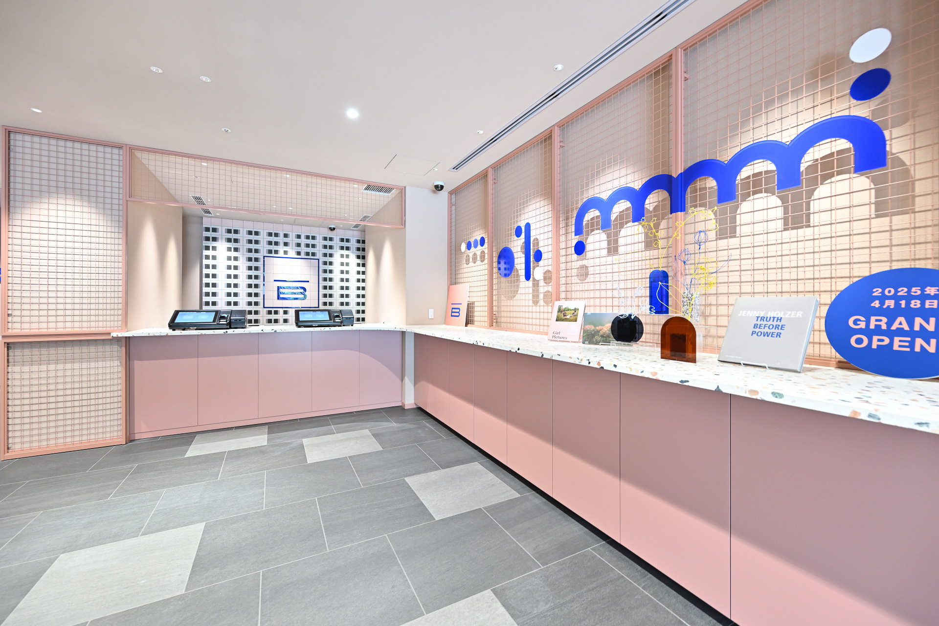 コンセプトカラーである“ダスティピンク”と差し色の“ロイヤルブルー”が基調のホテルエントランス