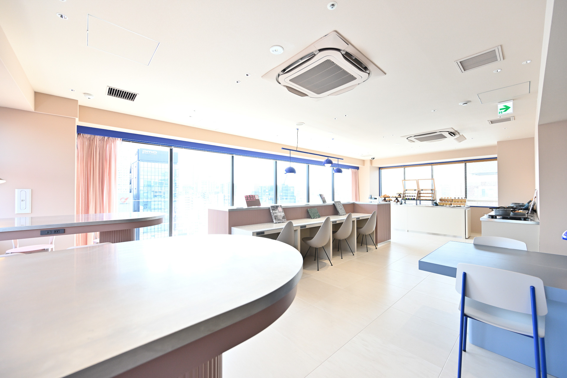 ラウンジ内もコンセプトカラーであるダスティピンクとロイヤルブルーがあしらわれている。このラウンジはパーティなどにも利用が可能