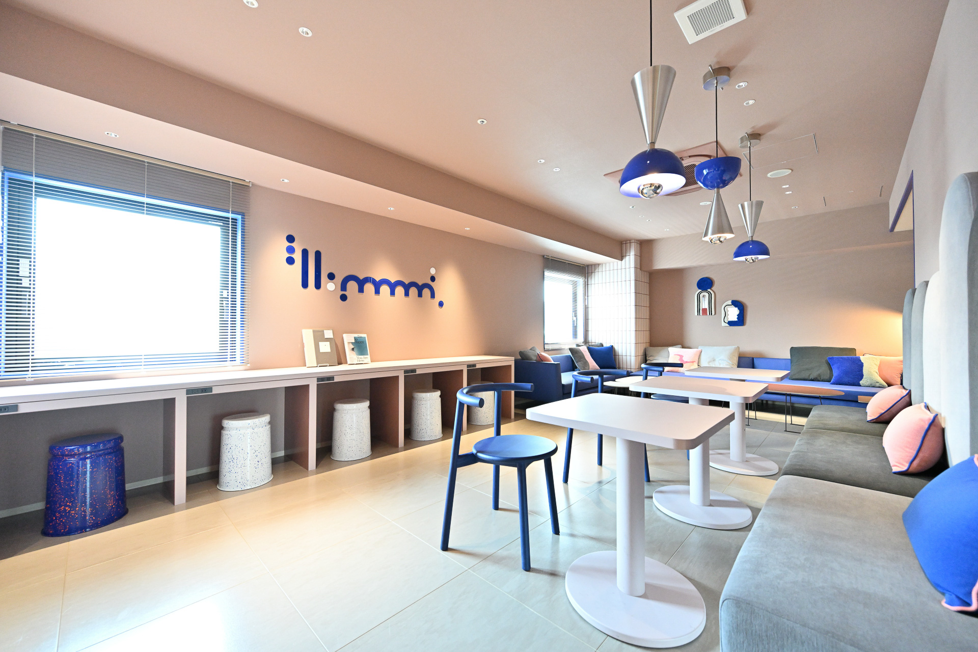 ラウンジ内もコンセプトカラーであるダスティピンクとロイヤルブルーがあしらわれている。このラウンジはパーティなどにも利用が可能