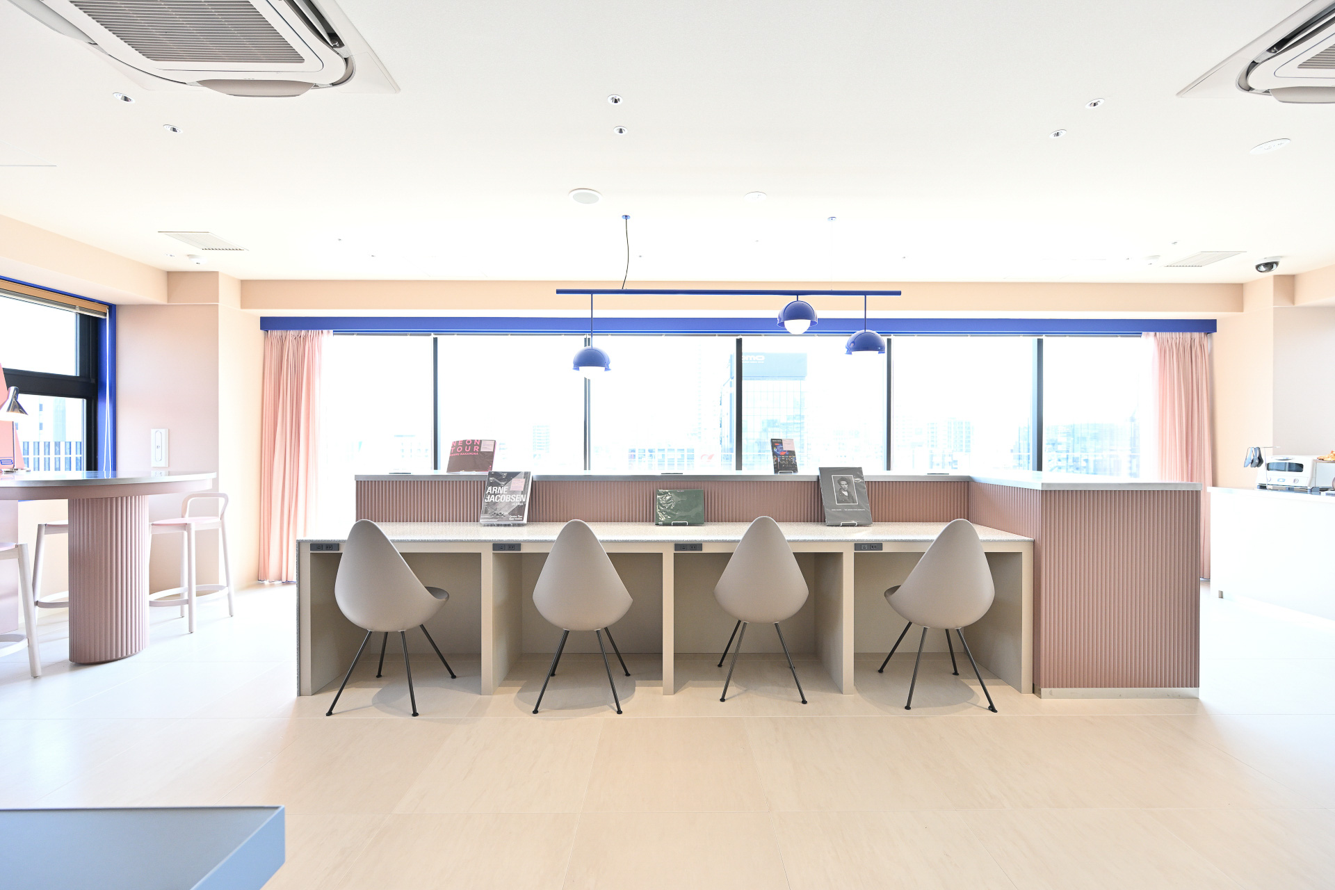 ラウンジ内もコンセプトカラーであるダスティピンクとロイヤルブルーがあしらわれている。このラウンジはパーティなどにも利用が可能