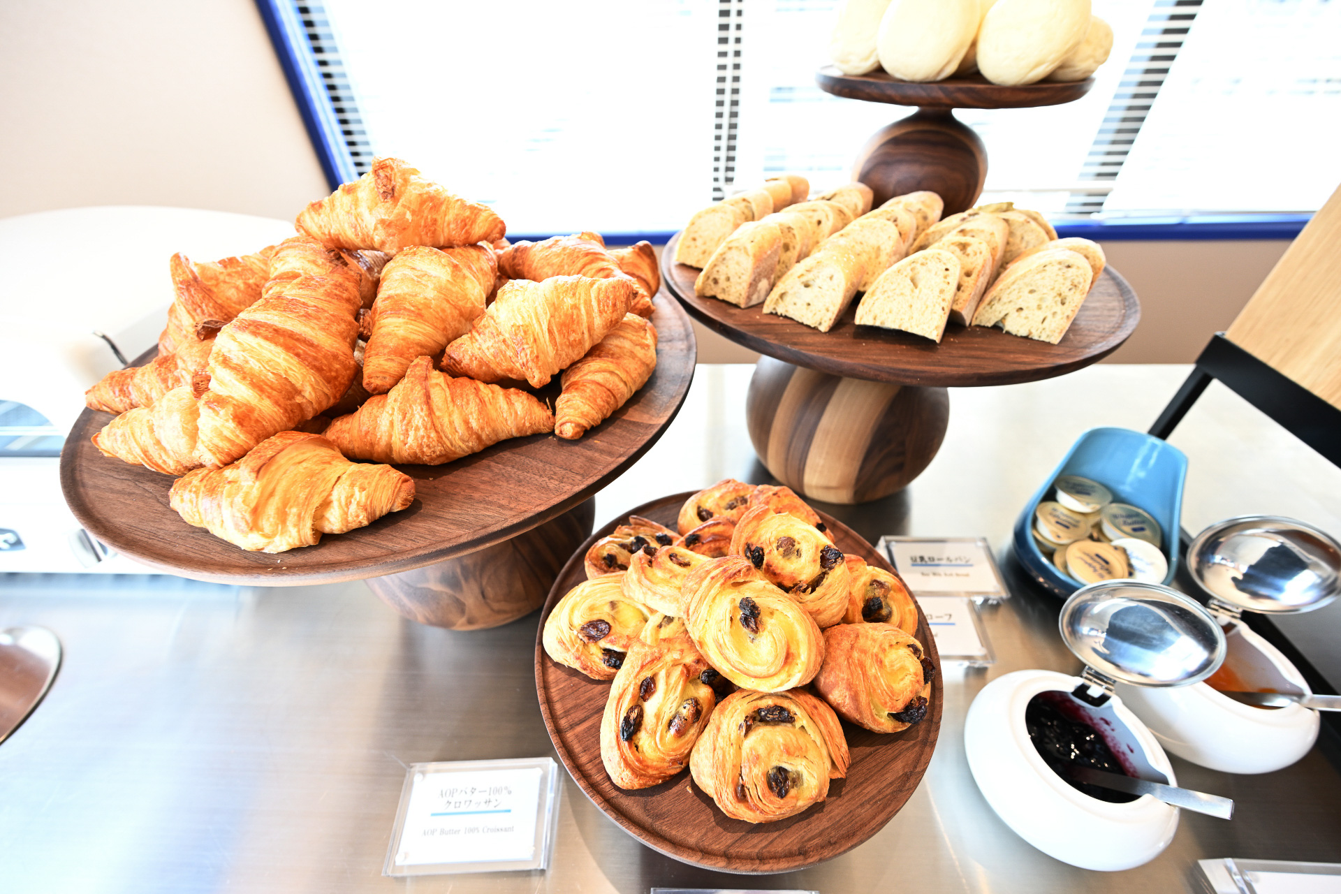 パンやキッシュ＆タルトに加え、創作おにぎりも充実。まるでお寿司のような見た目にも楽しい