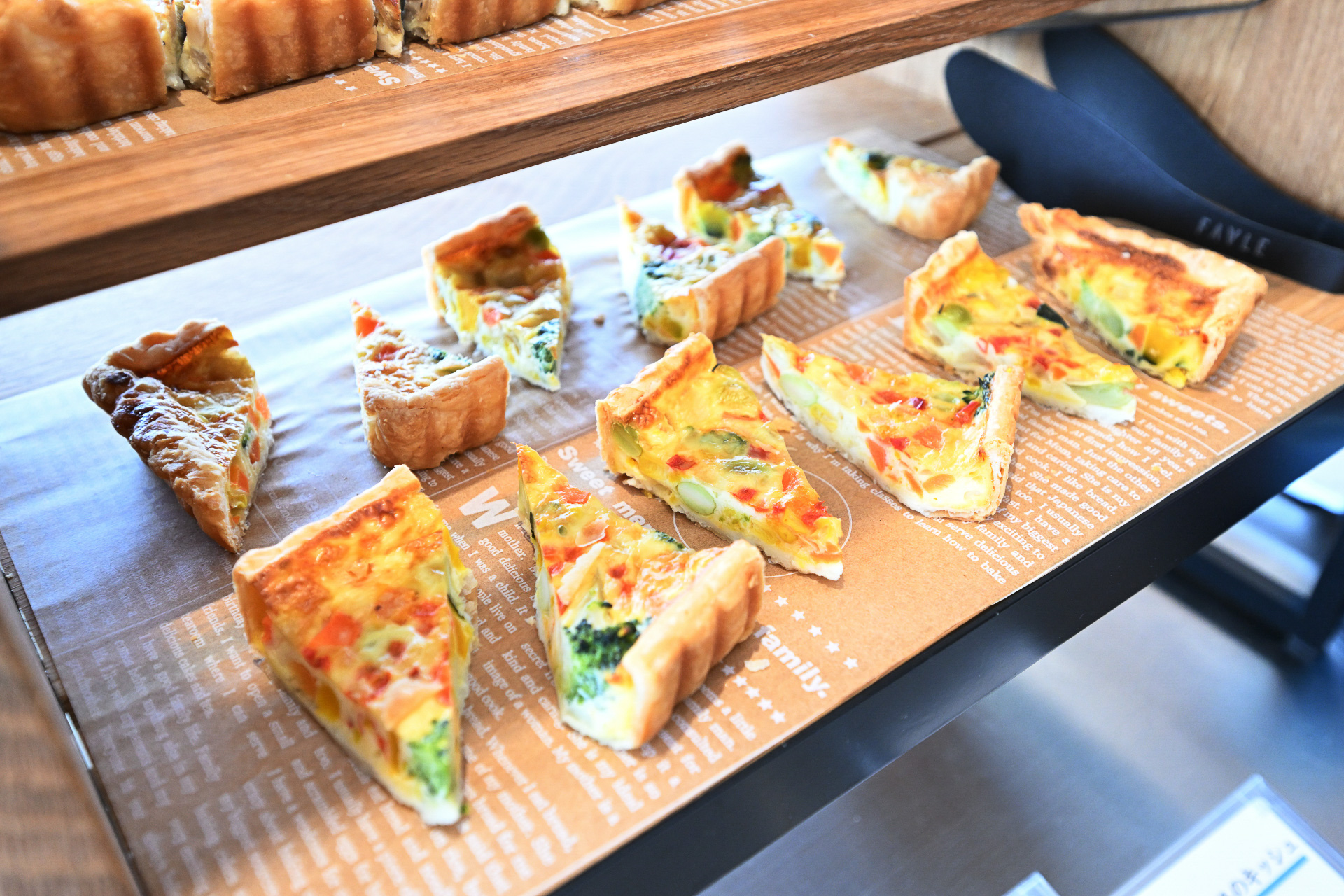 パンやキッシュ＆タルトに加え、創作おにぎりも充実。まるでお寿司のような見た目にも楽しい