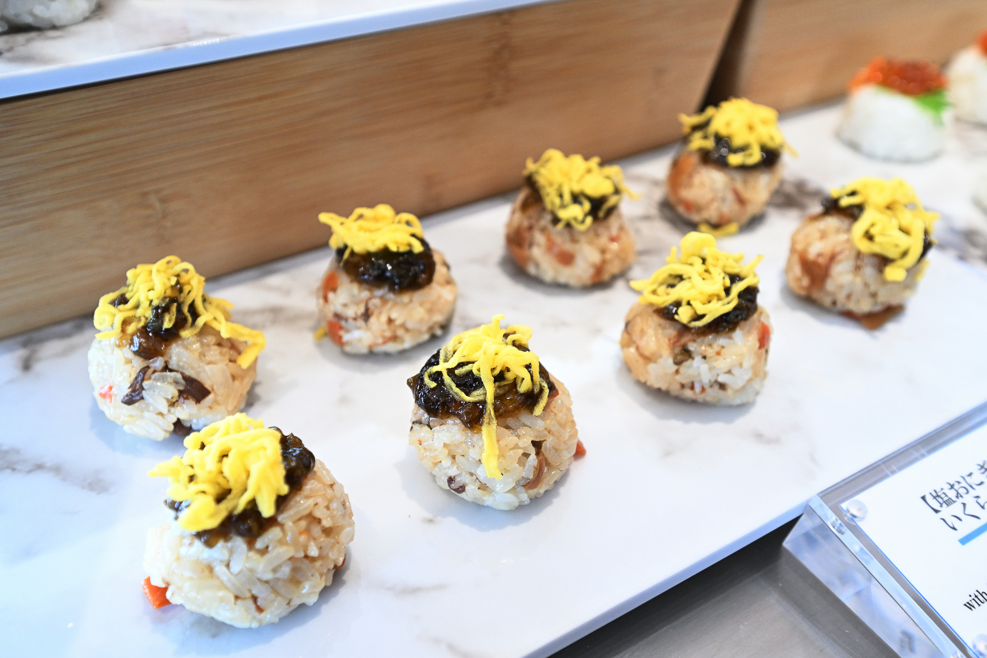 パンやキッシュ＆タルトに加え、創作おにぎりも充実。まるでお寿司のような見た目にも楽しい