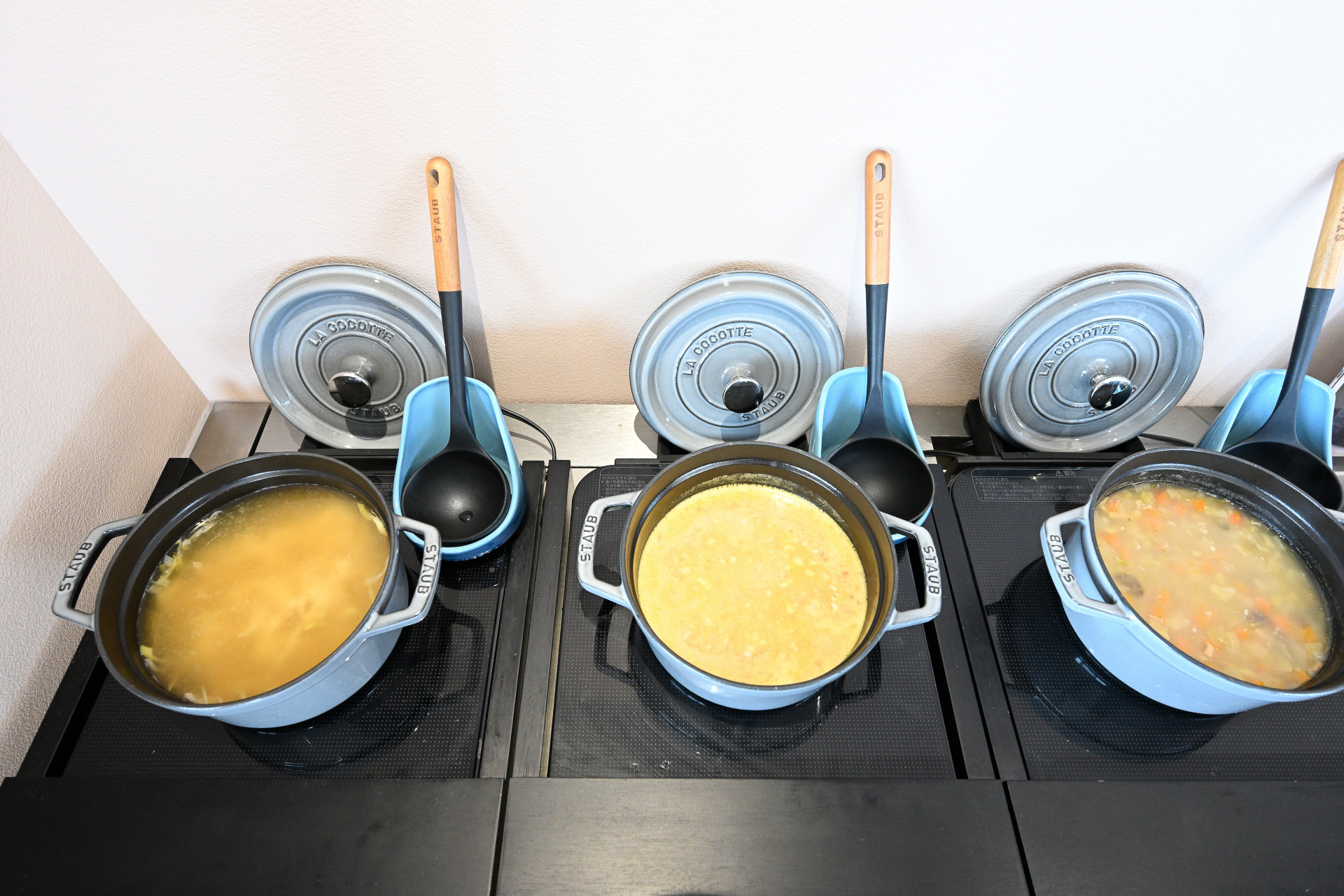 一番だしを使った味噌汁、日替わりスープをはじめ、カップに入ったかわいらしいサラダなども提供する