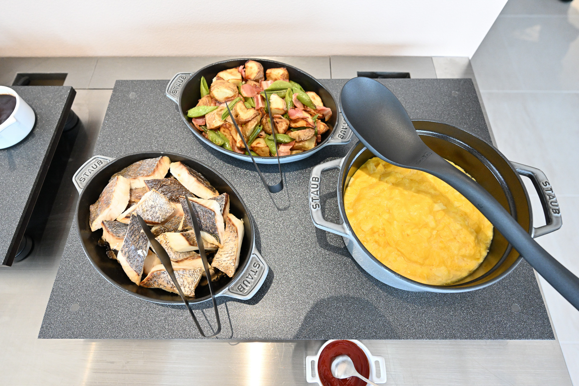 一番だしを使った味噌汁、日替わりスープをはじめ、カップに入ったかわいらしいサラダなども提供する