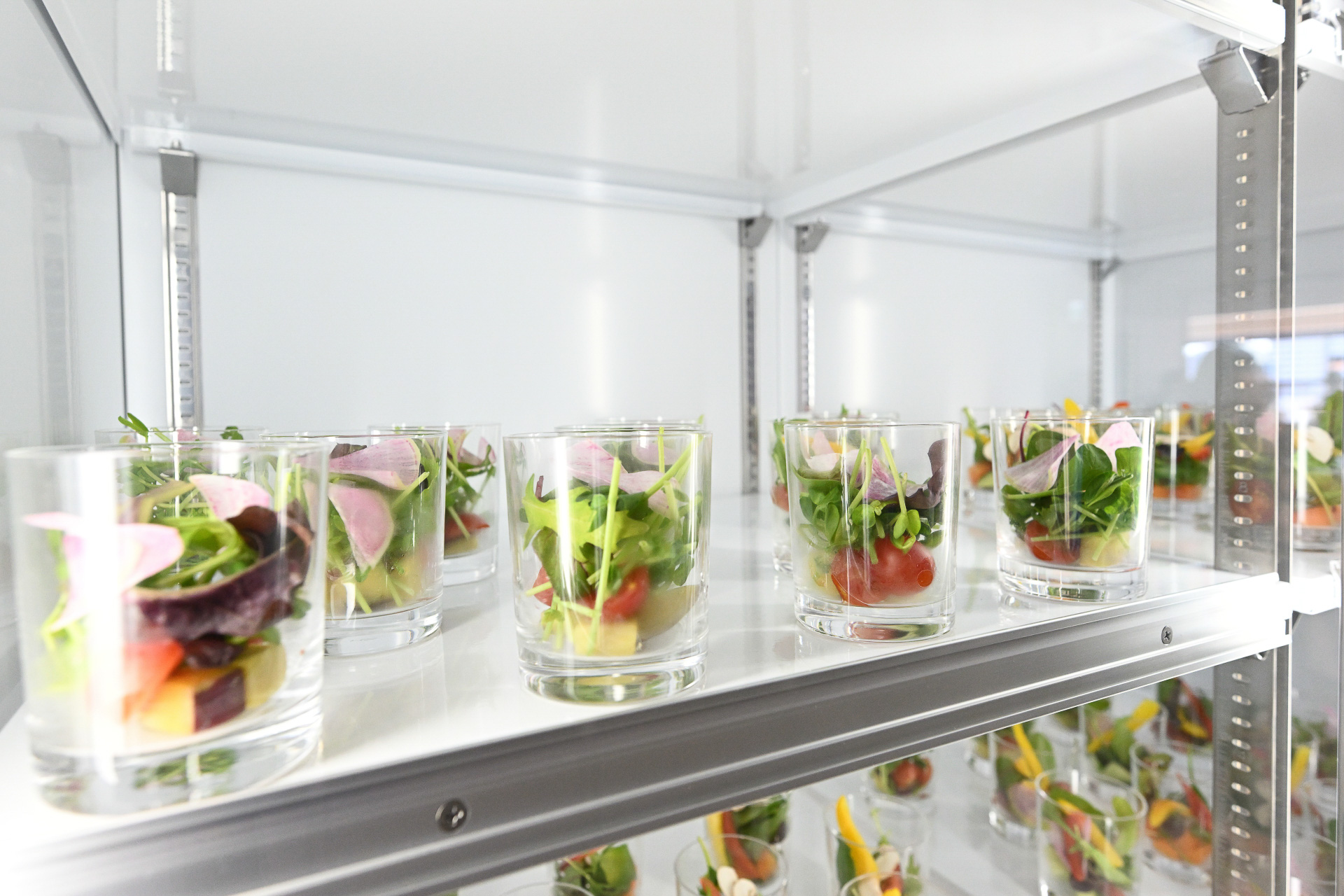 一番だしを使った味噌汁、日替わりスープをはじめ、カップに入ったかわいらしいサラダなども提供する