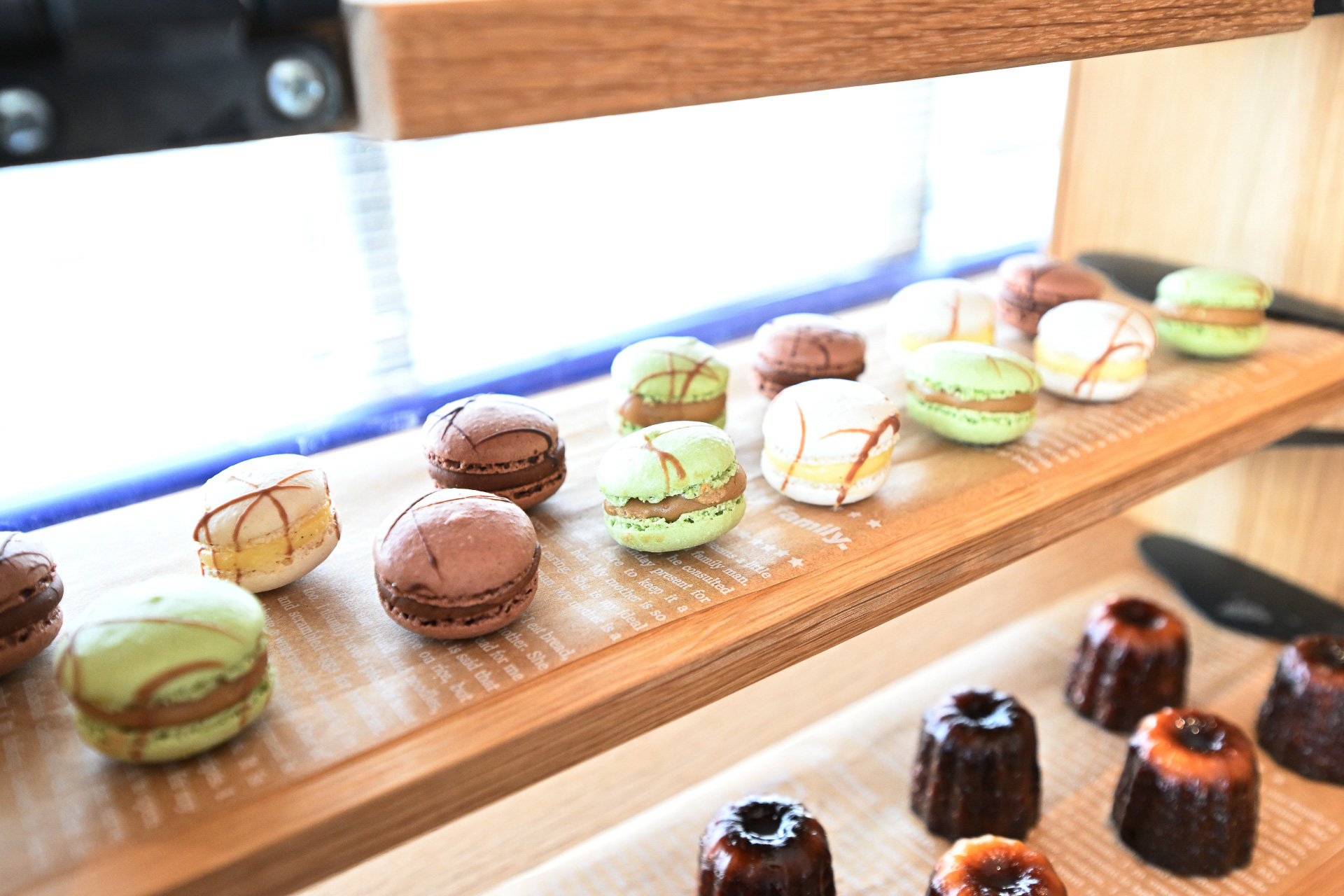 14時～17時の間提供されるケーキ類、この日はマカロンやカヌレが並んでいた