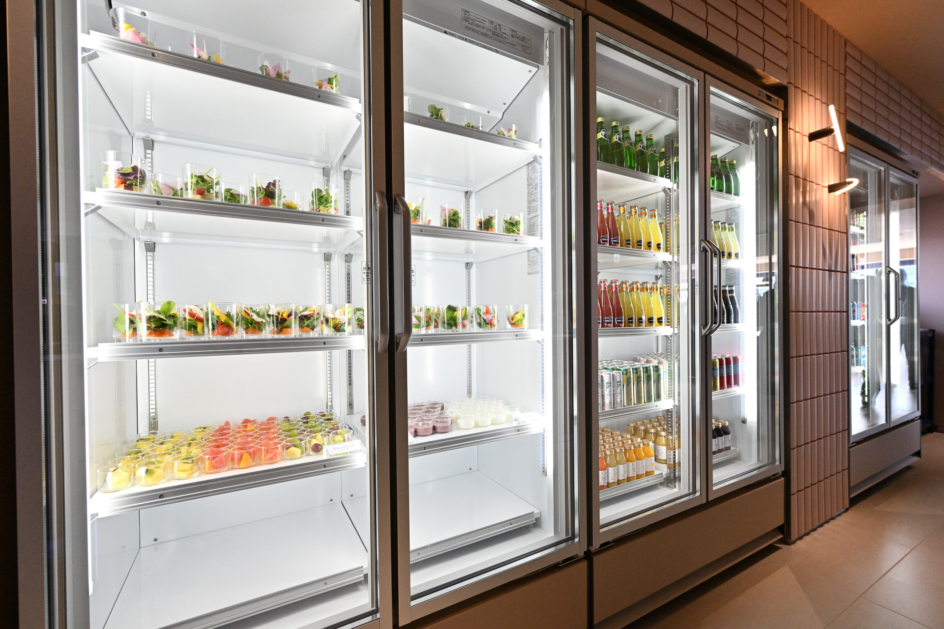 冷蔵棚には数多くの種類のドリンクやサラダ、フルーツが並ぶ