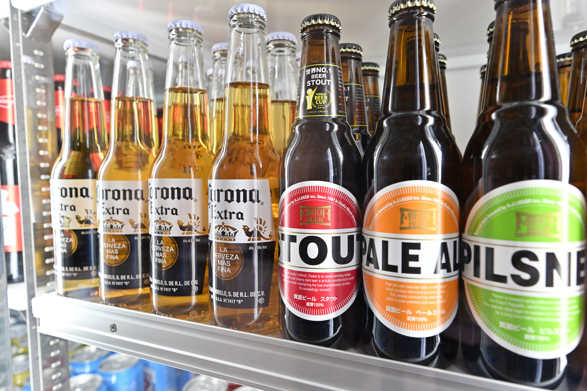 17時～22時のイブニングカクテルでは手軽なドリンク、アルコール、ドライフルーツやチーズなどを提供する。クラフトビールや定番ドリンク、そしてソフトドリンクなど充実している。ただしアルコールの提供は21時まで