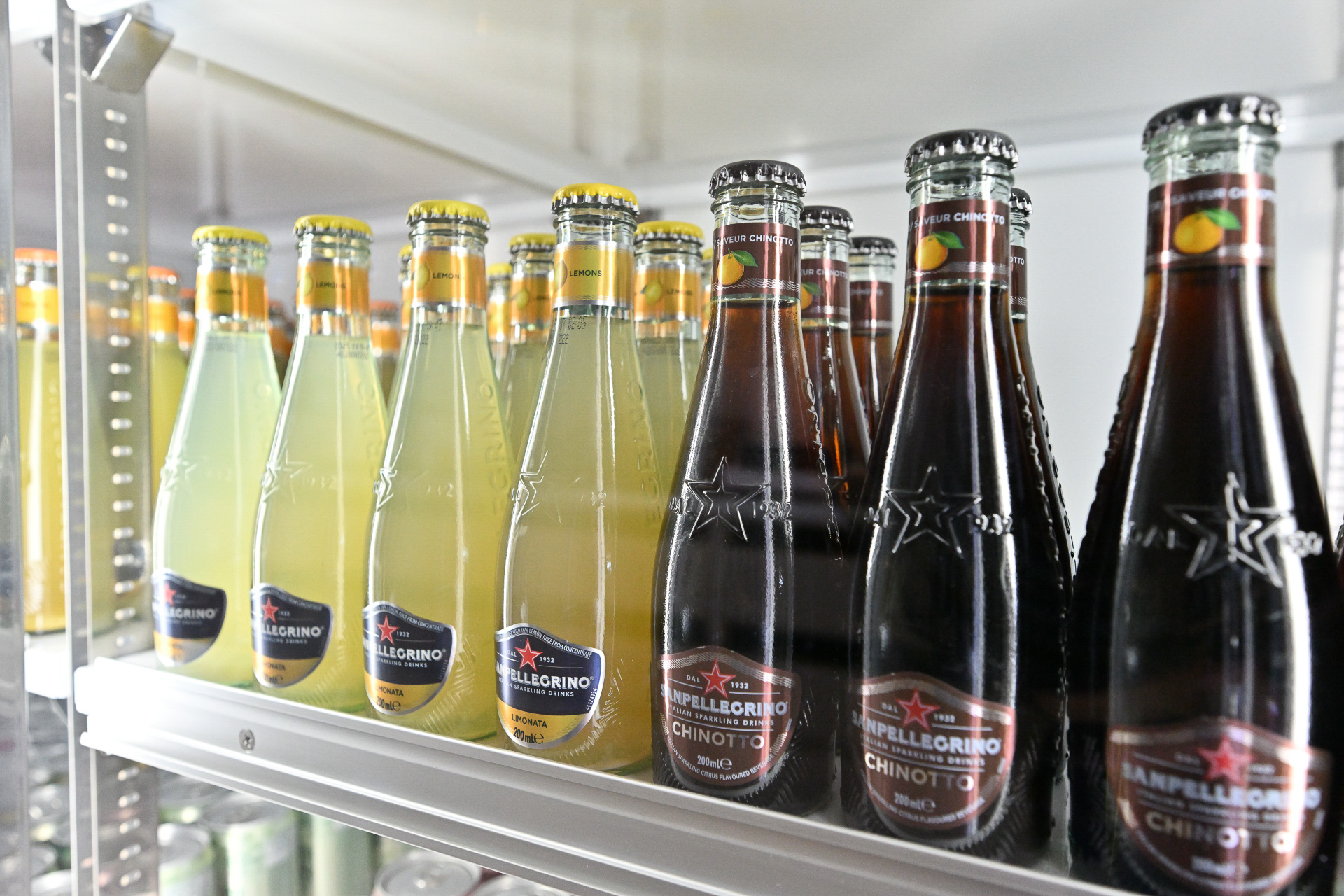 17時～22時のイブニングカクテルでは手軽なドリンク、アルコール、ドライフルーツやチーズなどを提供する。クラフトビールや定番ドリンク、そしてソフトドリンクなど充実している。ただしアルコールの提供は21時まで