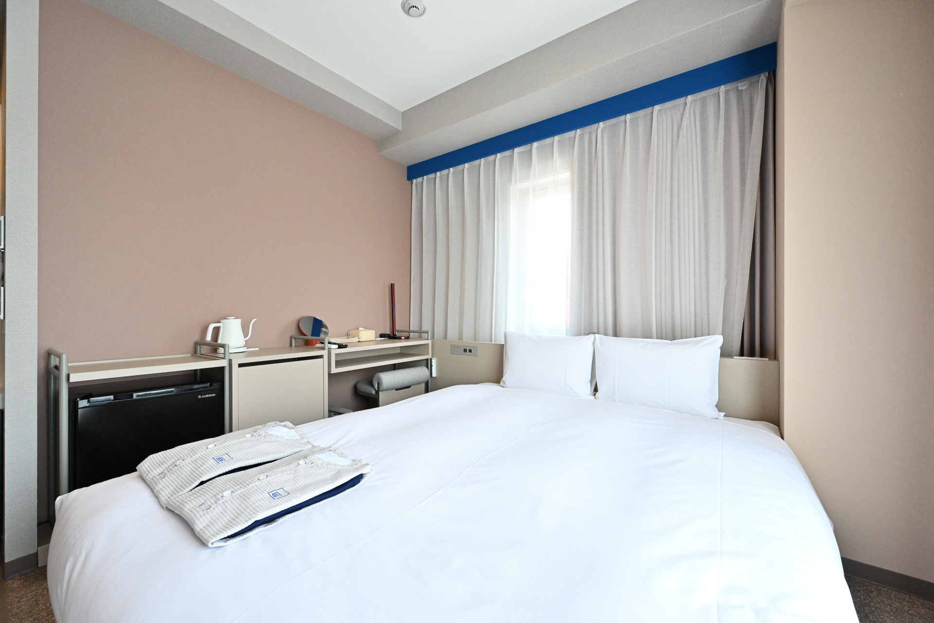 1 Bed Room w/wide view