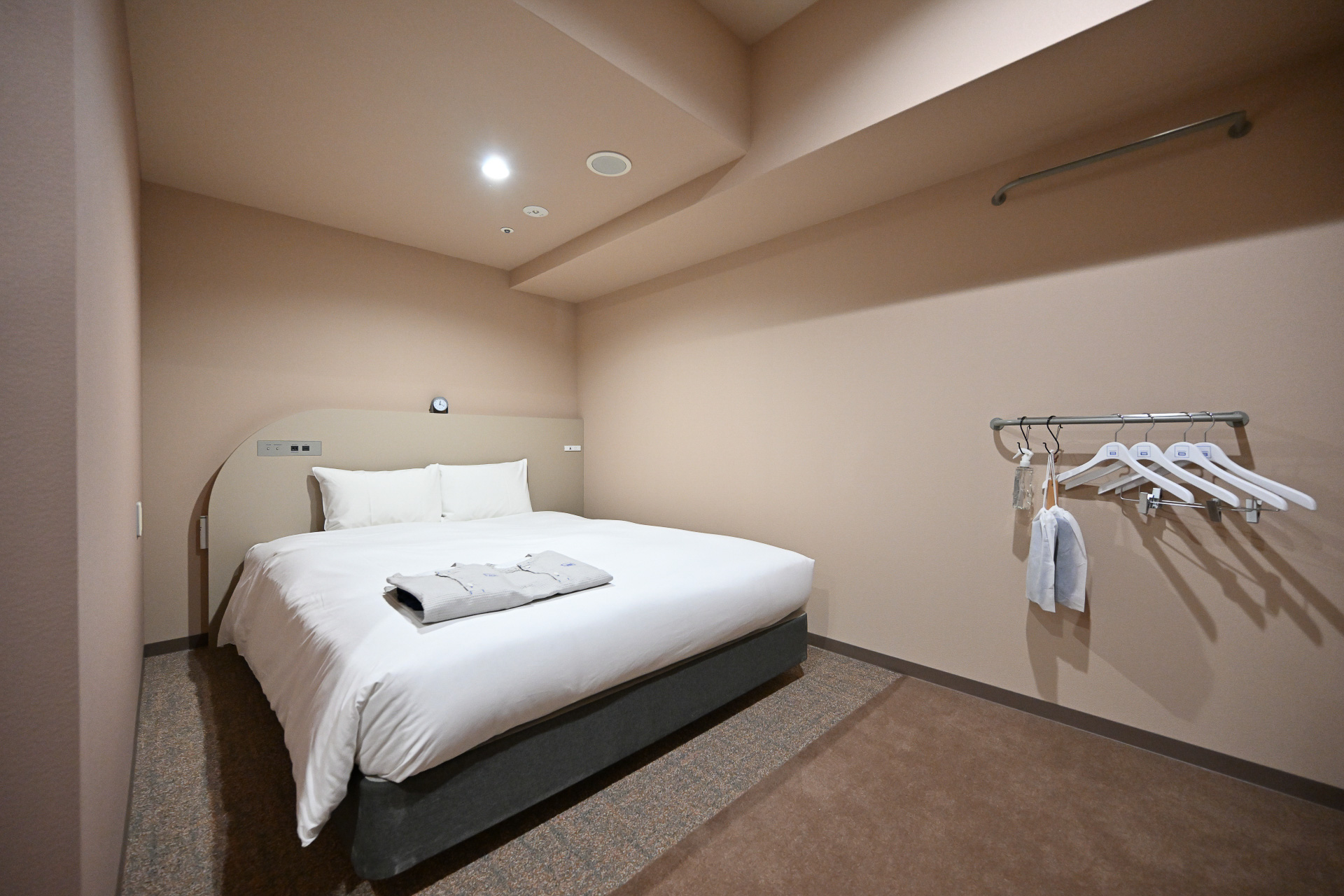ベッドは160cm幅のものが1台。車椅子からの乗り降りがしやすいようにベッドの足側は広くとられている