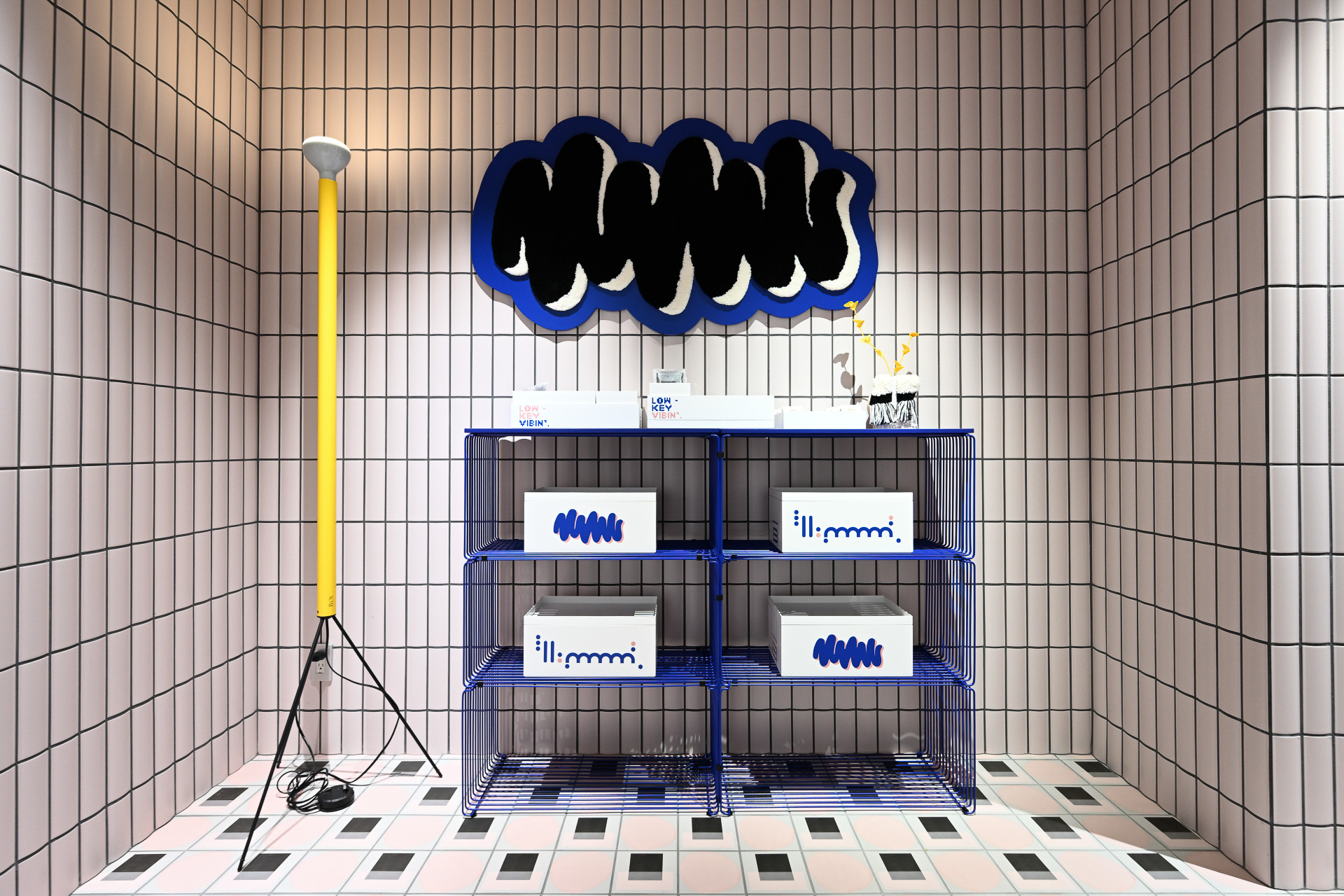 エレベーター前に用意されたアメニティ