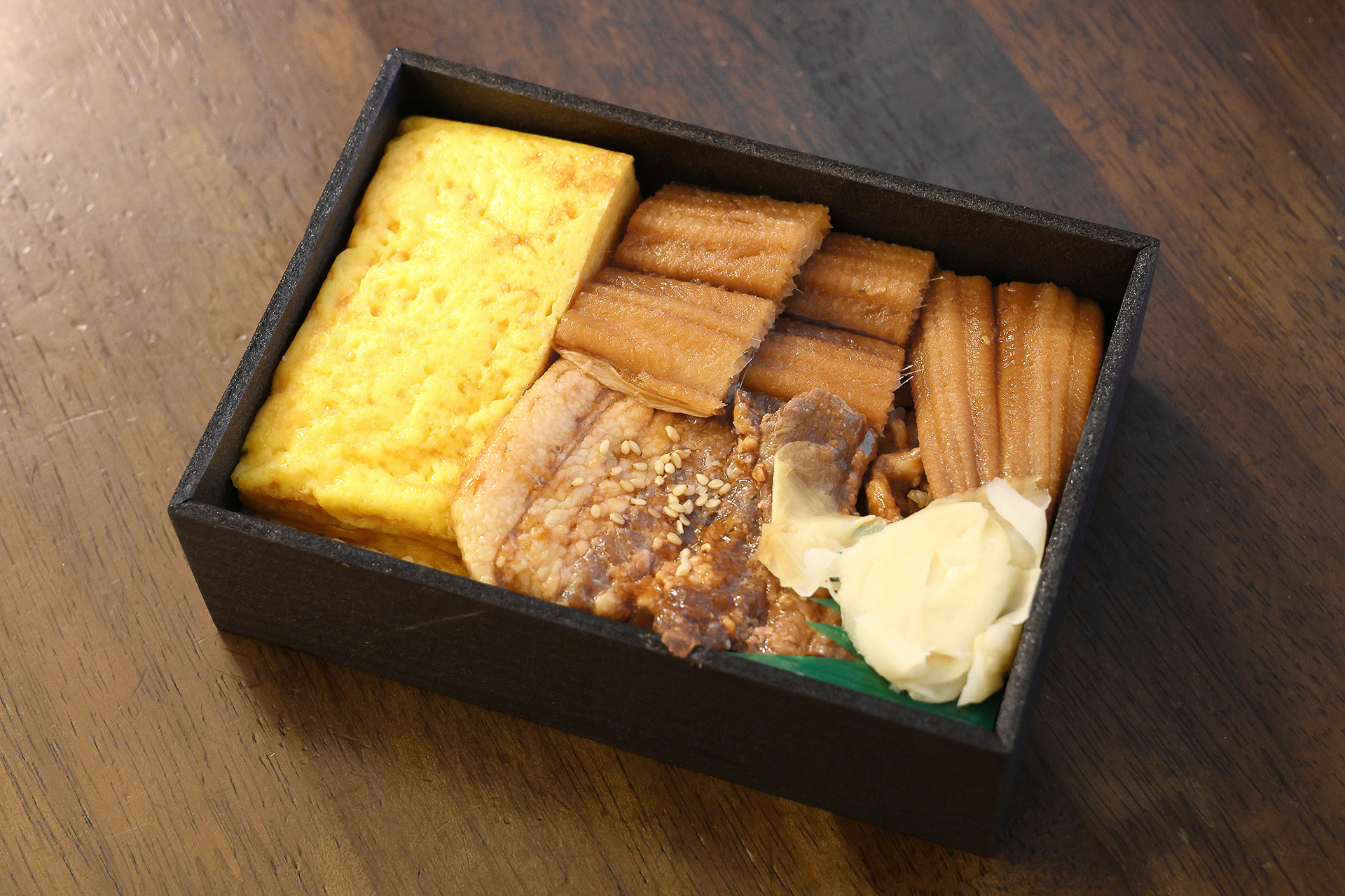 対馬の金穴子×長崎の角煮×駅弁の定番厚焼き玉子がぎっしり