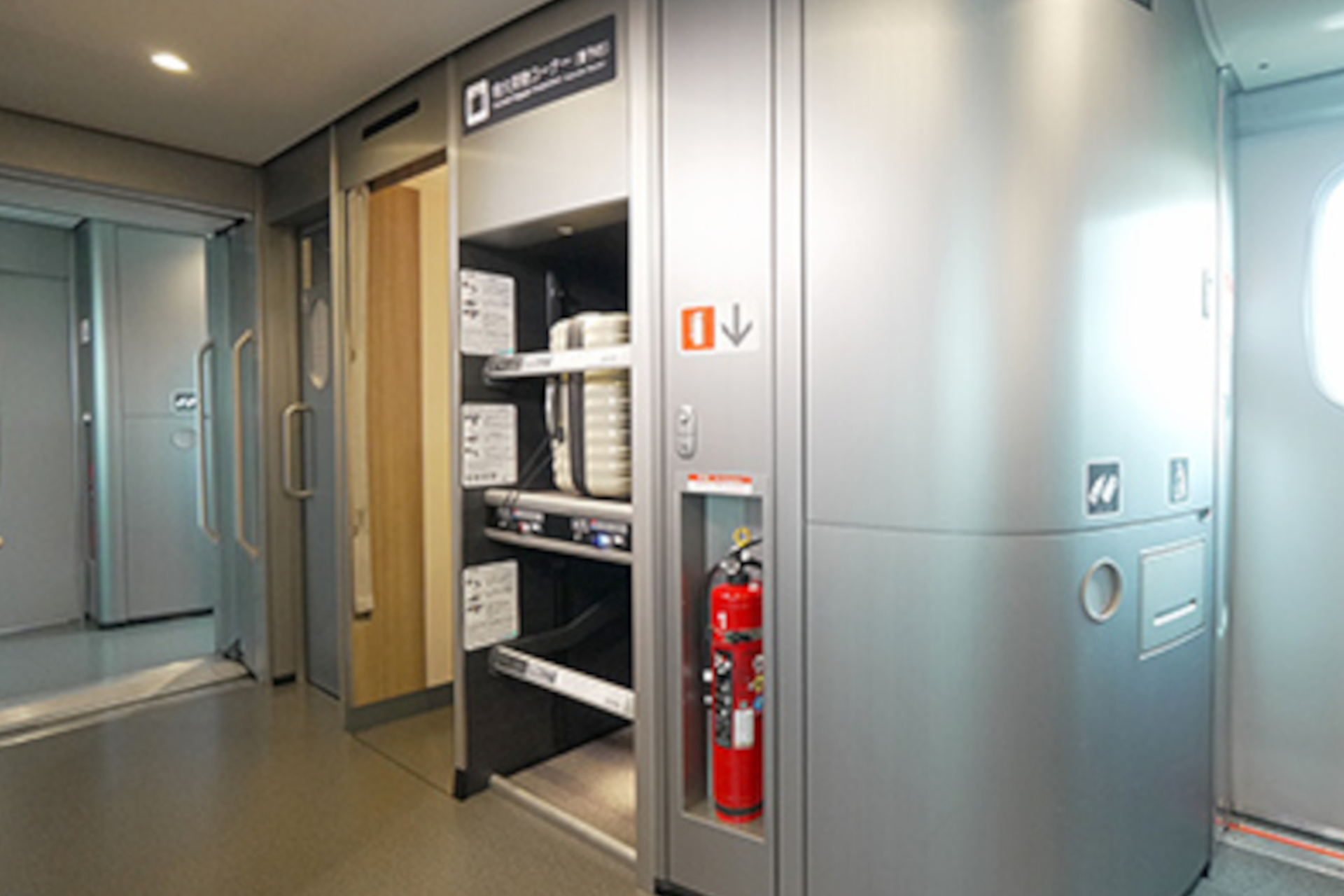 東海道・山陽新幹線の「特大荷物コーナーつき座席」（16両編成の「のぞみ」「ひかり」「こだま」に設定）