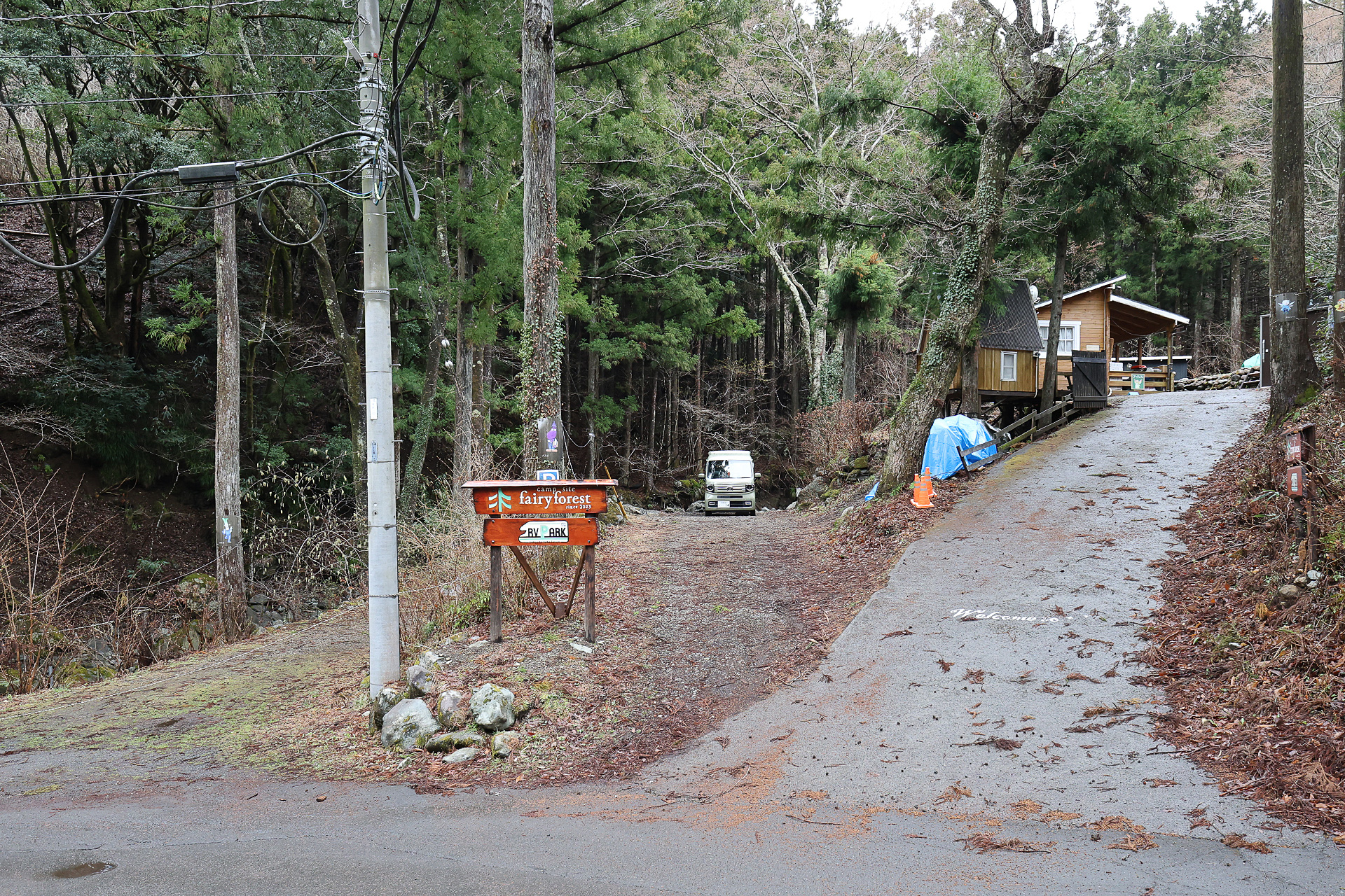 右手の坂を上がるとコテージエリアがあり、中央に見える看板の奥、それに左手の整地されている部分の2か所がRVパーク
