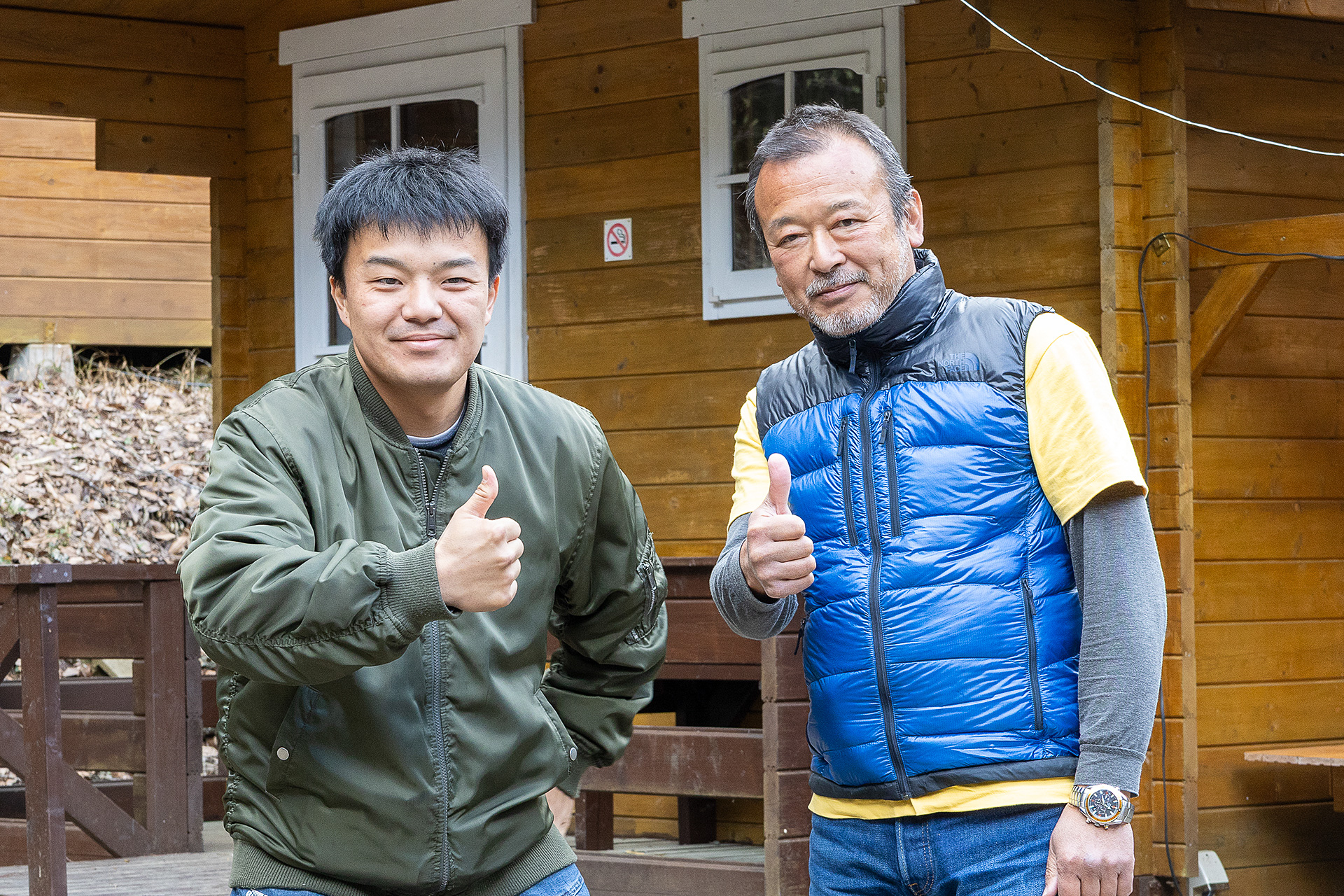 右側がオーナーの木子雅夫氏。介護福祉士の資格を持っていて障害のある方や車いす利用者でも利用できるアウトドア施設を作りあげた。左が管理人の佐々木敏彦氏