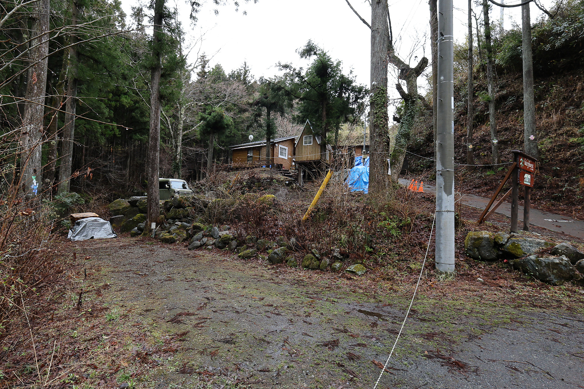 別の角度から2つのサイトの位置関係を見る。高低差は結構あるのでサイト同士が隣り合っていても気にならないはず