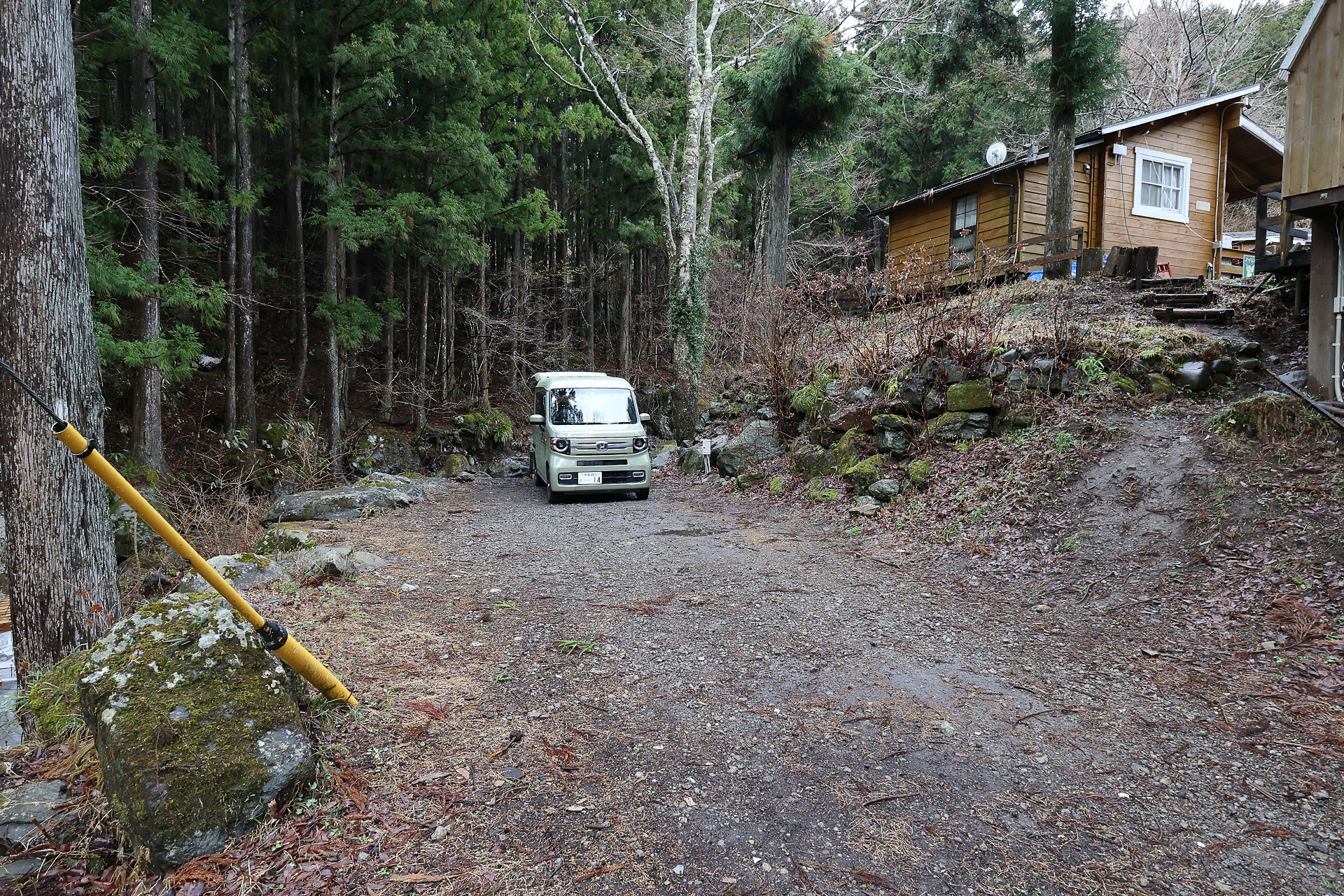 ナスビサイト。一番奥にクルマを停めている。電柱支線の辺りより道路側は地面に若干勾配があると感じた