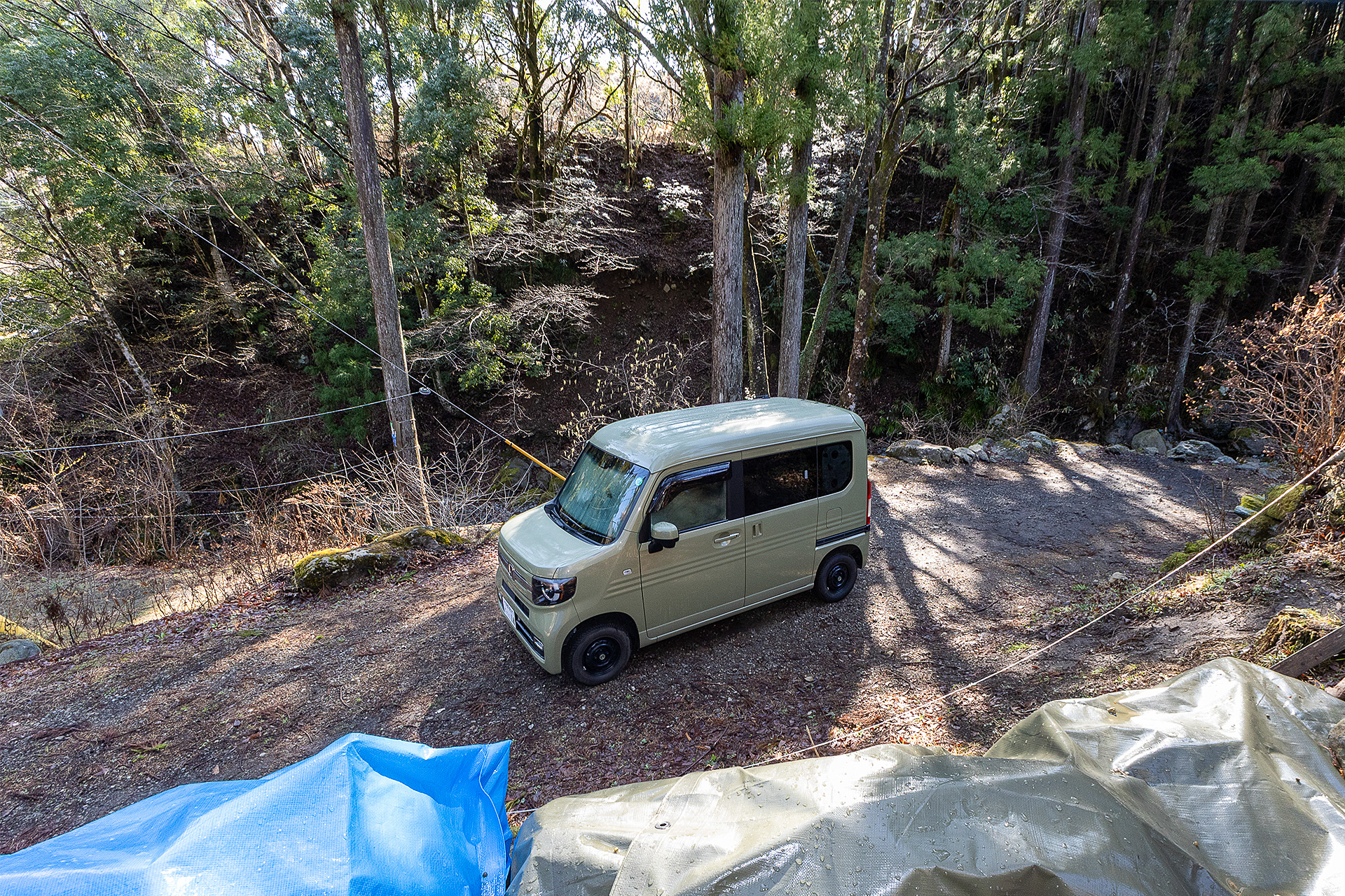 長さが15mあるがナスビサイトは道路から高い位置にあるのでサイトまでは急な上り坂。リアを沢側へ向ける場合はバックで進入することになる