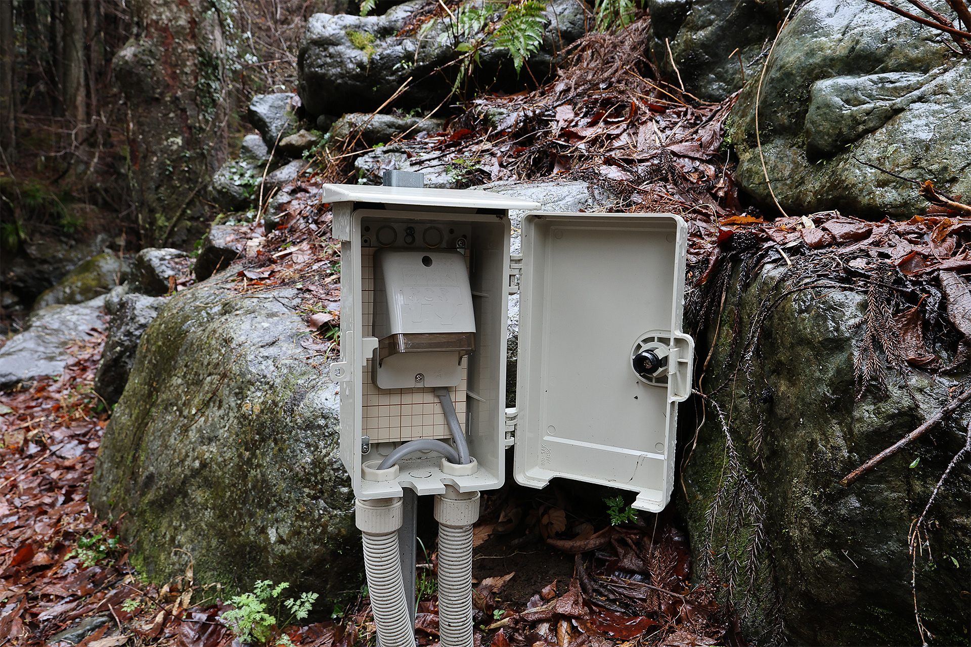 電源は20Aのものがある。電源使用料金は施設利用料に含まれているが、使い過ぎないようにしたい