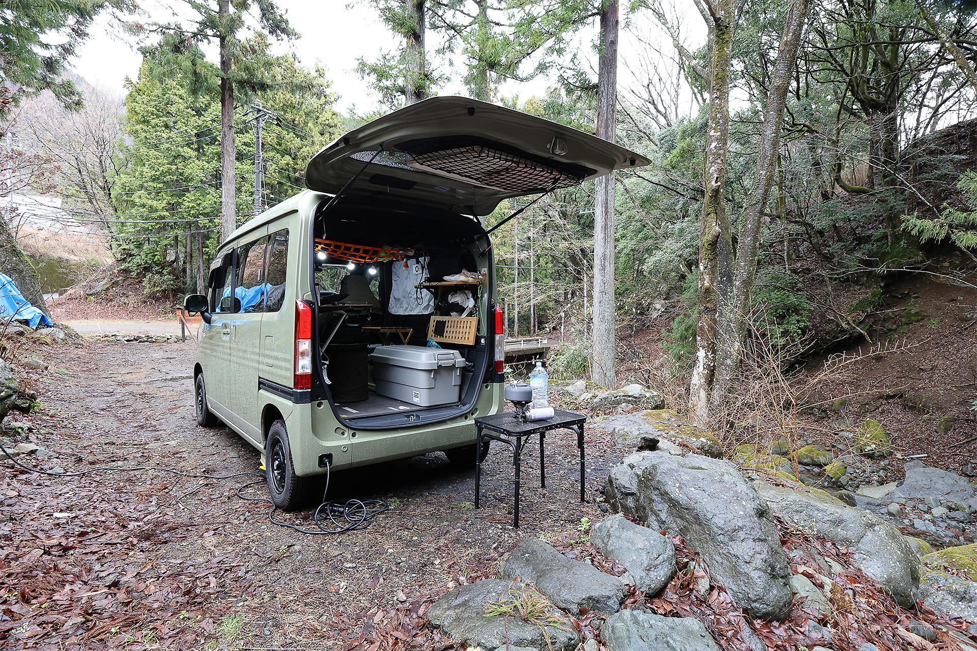 1泊2日のうち、初日が雨予報だったのでイスは持っていかず、テールゲートを開けてその下にテーブルを出しラゲッジに座る方法を取った。この方法ははじめてやったがわるくない。雨天のとき以外も場所が狭い、荷物を減らしたいときなどアリかも