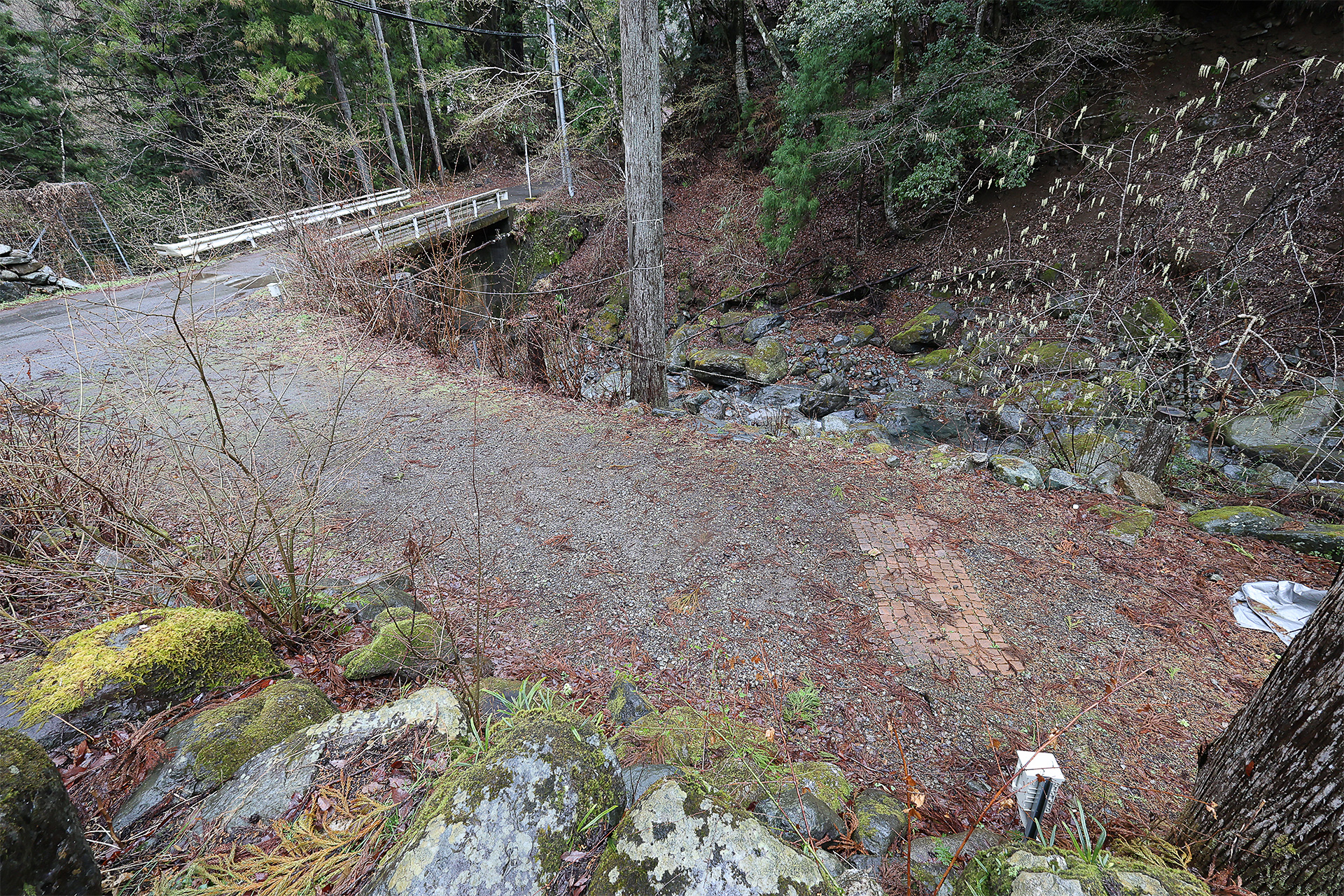 ネギボサイトも20Aの電源がある。沢の真横なので夏の時期は沢からの涼しい風が気持ちよさそう