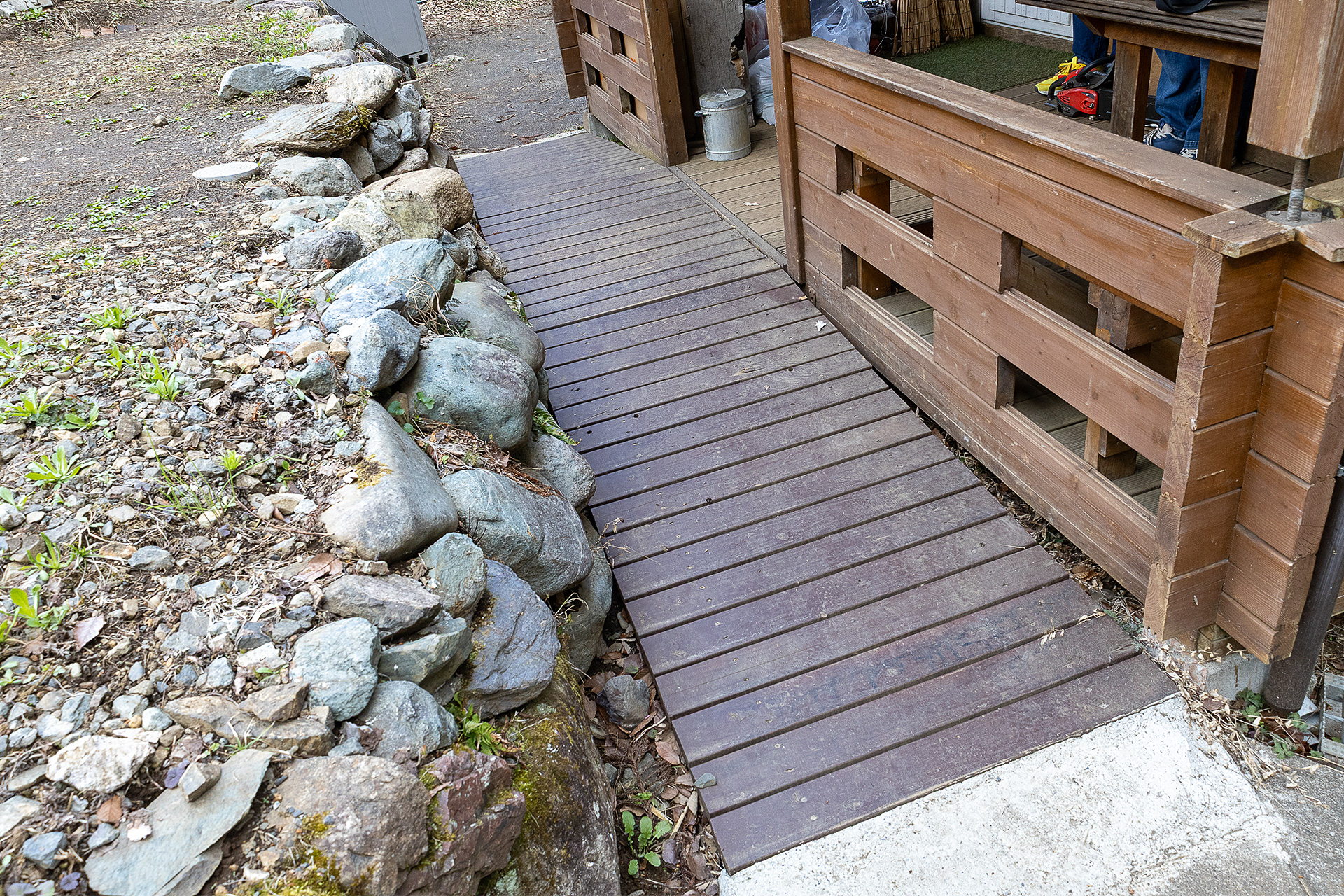 管理小屋の前は段差があるようで、バリアフリー化のためこのようなスロープが設けてある