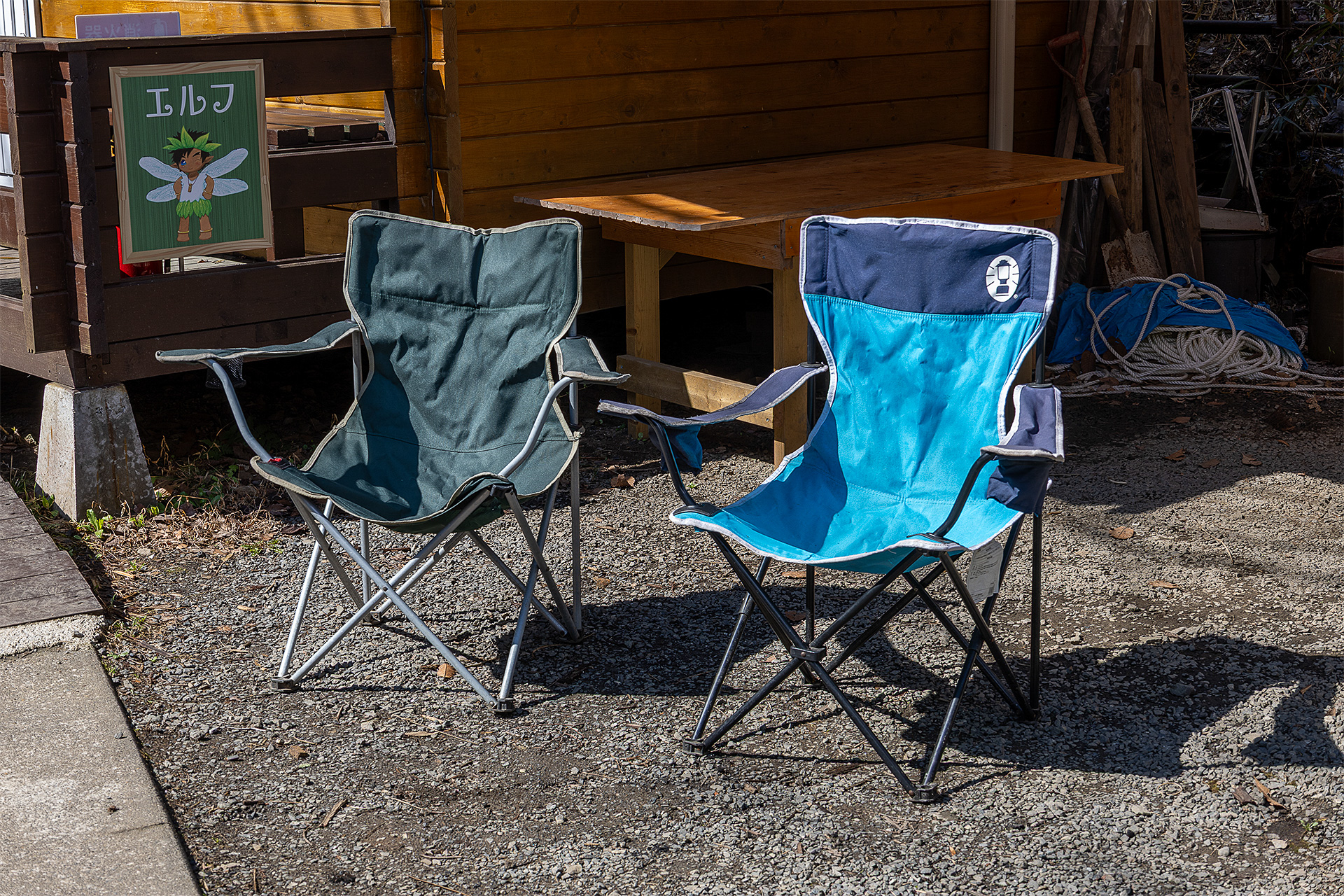 薪の販売もある。焚き火をしたいときは、焚き火台のほかに火を囲んで座るためのイスも借りたい