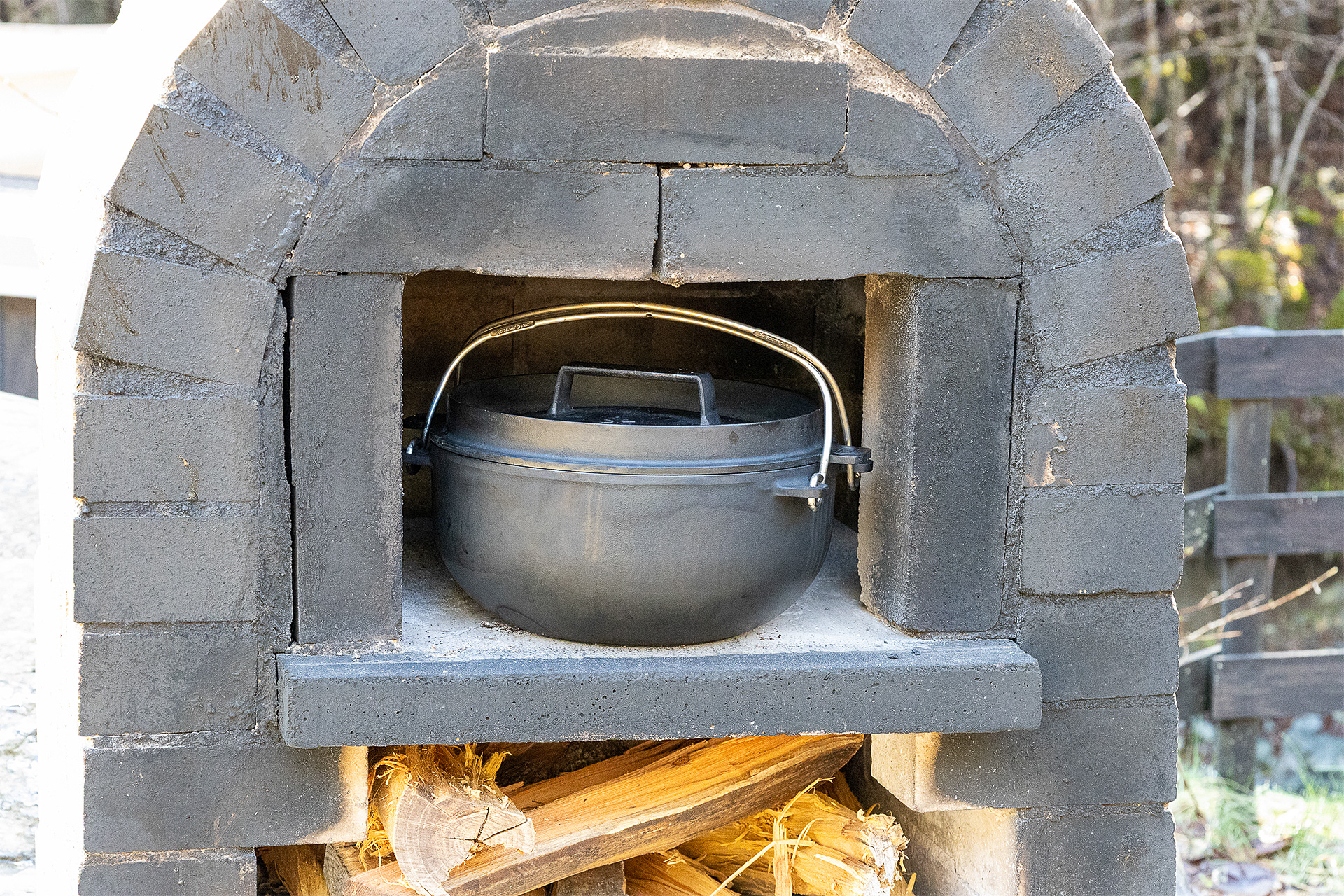 ピザ窯にはダッジオーブンも入るのでさまざまな料理作りが楽しめる