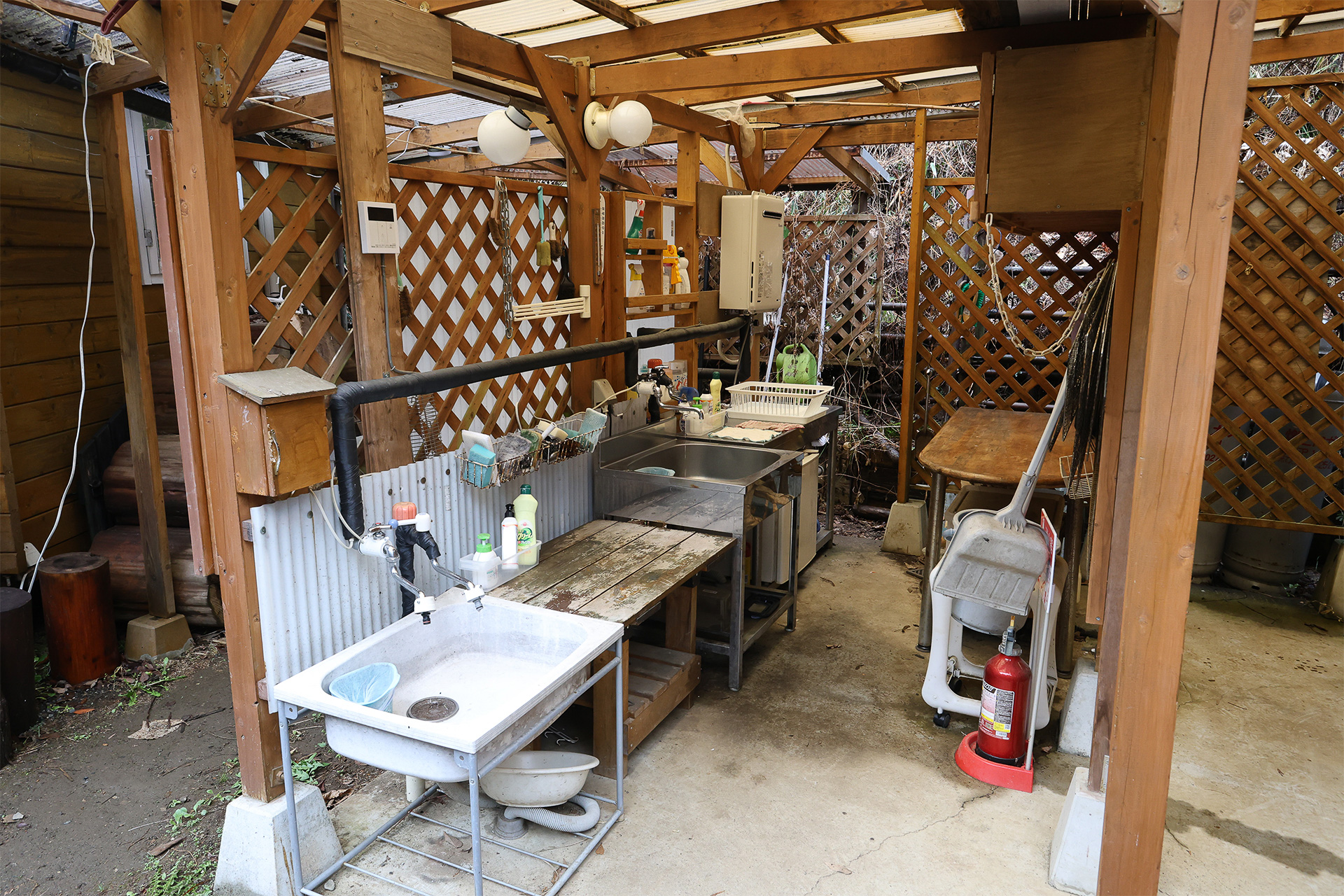 炊事場。シンクは裏側にも1つあるので計3つ。手前の低いシンクは車いす利用者が使いやすいよう高さを設定している