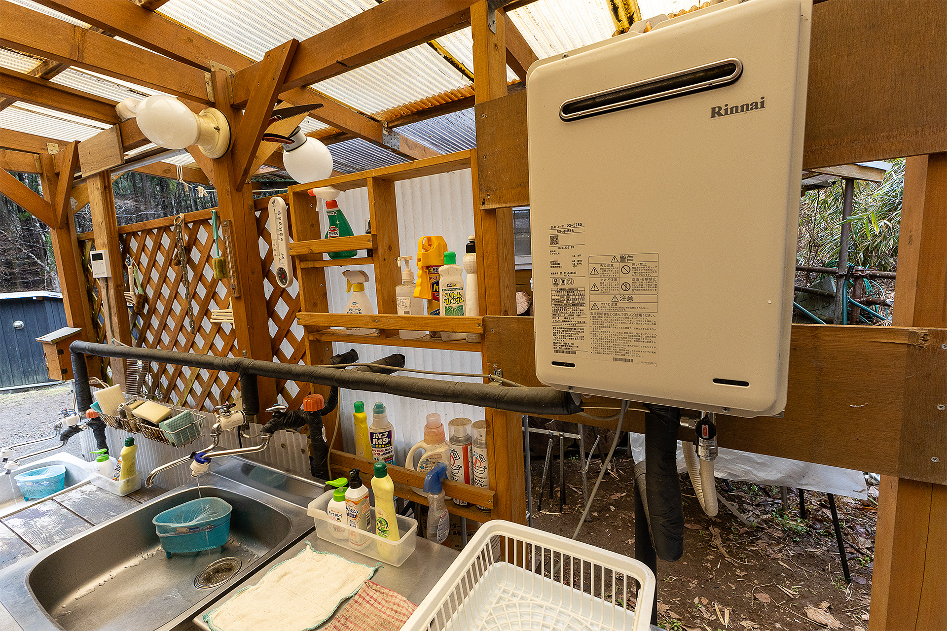湯沸かし器があるのでお湯が使える。洗剤やスポンジは常備