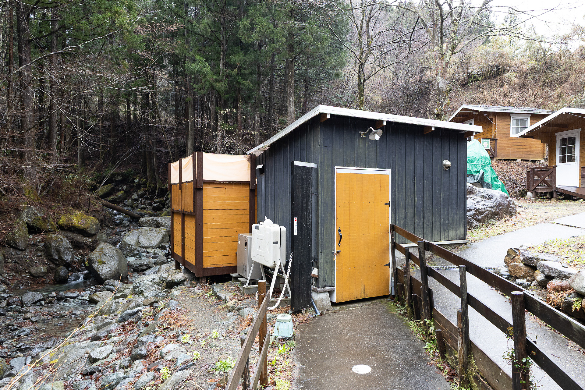 この建物にお風呂とシャワーブースがある。お風呂はコテージ利用者が優先なので、RVパーク利用の場合、使用できないこともある。シャワーは事前にお願いすれば朝の利用ができる。これからは寝汗もかくので朝にシャワーが使えるのはありがたい