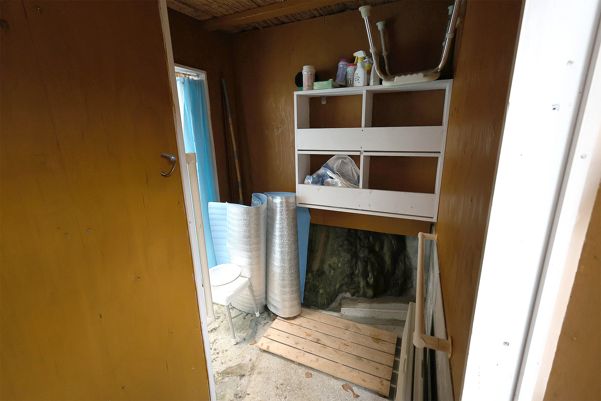 脱衣所。簡素な作りではあるが脱衣や着替えのときに座れるイスがある。こういうところもこの施設のやさしさが出ている部分