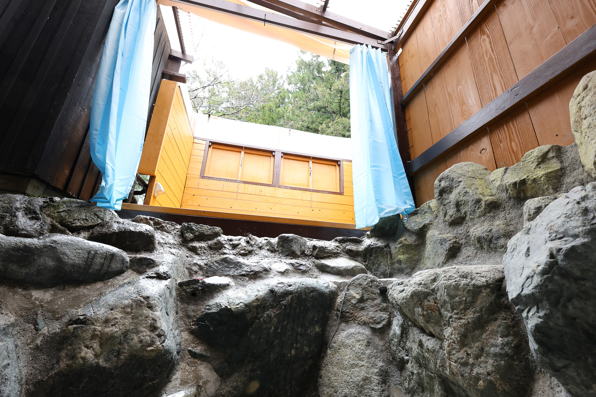 湯船は岩を組んで作ったもので、デッキもある。デッキ部分は天井がないので半露天風呂といった感じ。天気のいい夜は星を見ながらの入浴ができそう