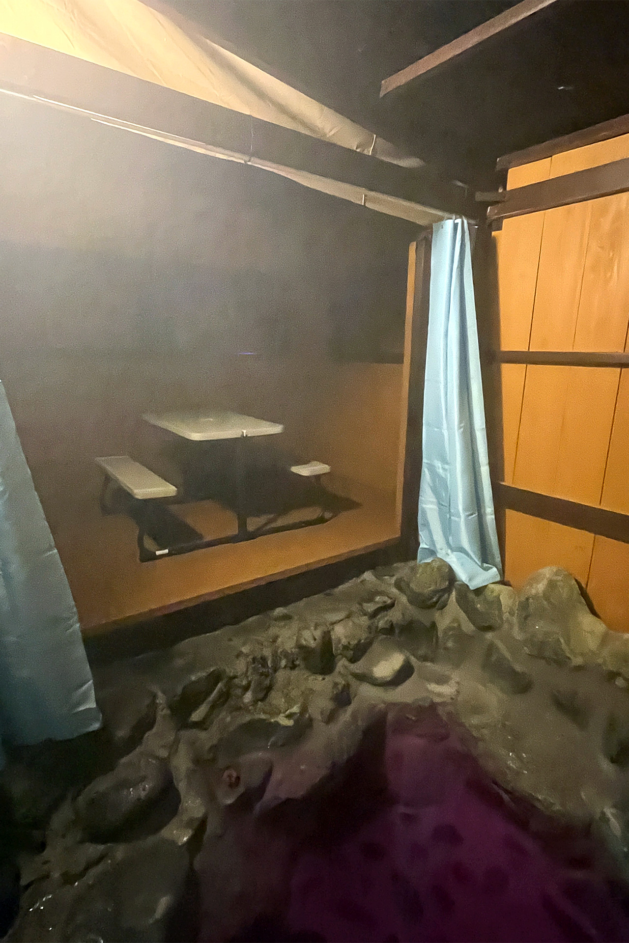 夜はお風呂に入ることができた。デッキ部分にはテーブルとイスが出される。この夜は気温が低かったのでデッキに出られなかったが、これからの季節ならお風呂でもゆっくりできそうだ