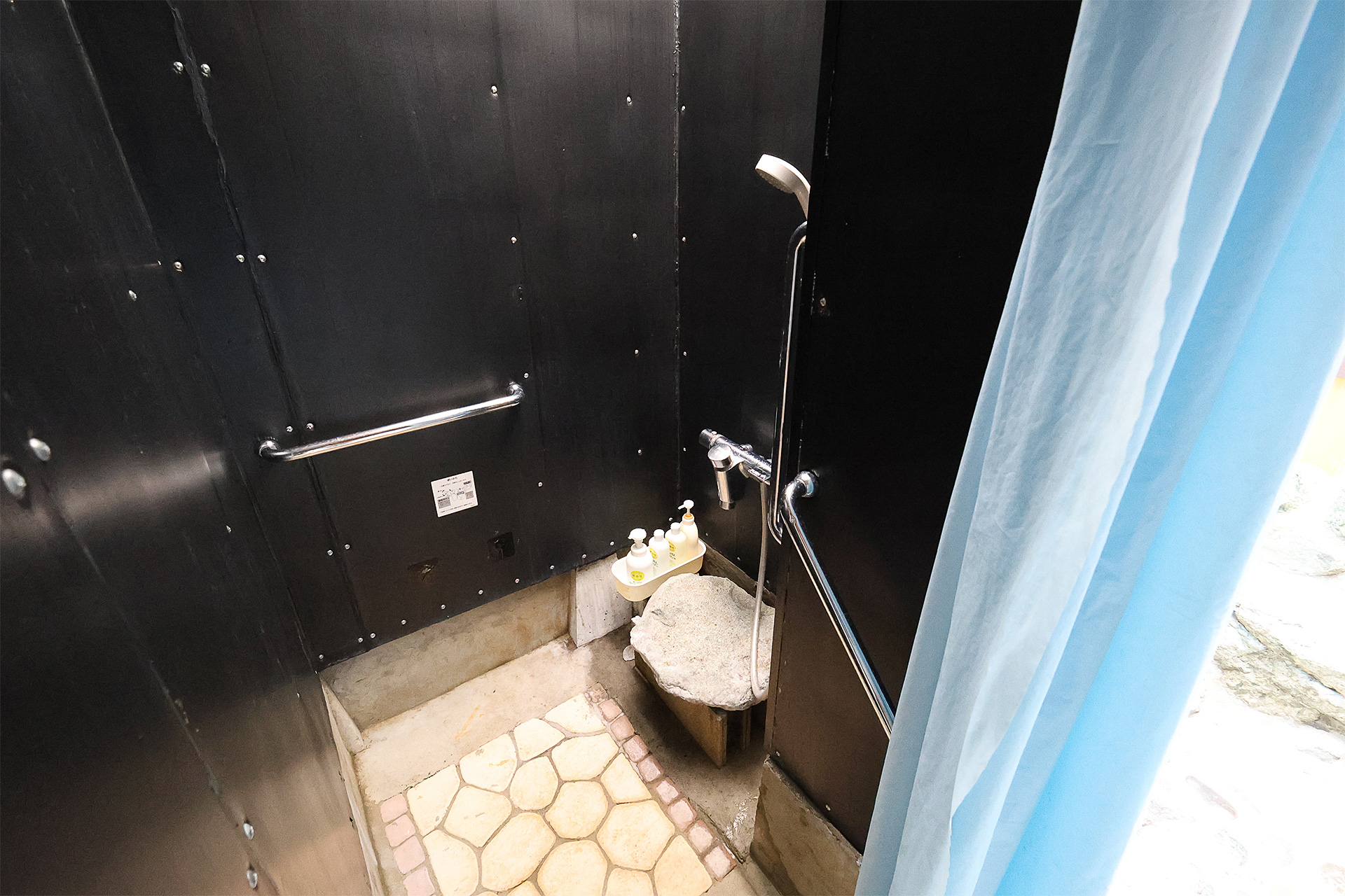 脱衣所の横にはシャワーブースがある。ブース内にも手すりがあり、写っていないが使用時はイスが用意される