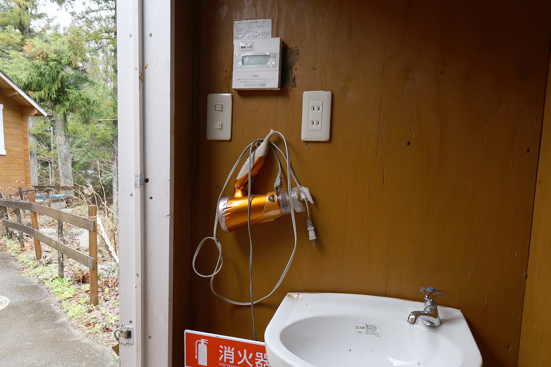 出入り口は内側から施錠できる。ドライヤーが置いてあるが鏡はないので必要なら持参する