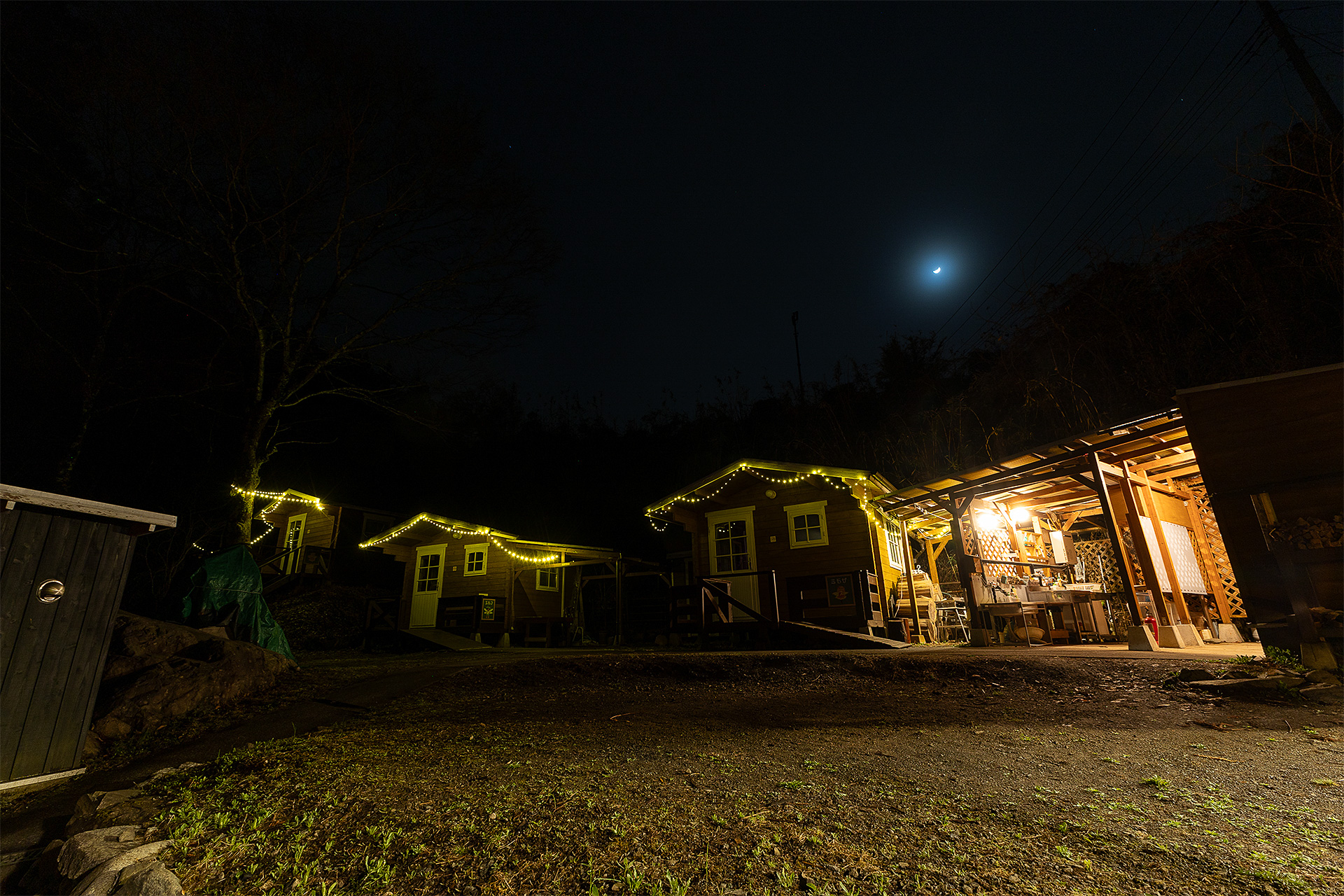 山あいなので夜になると周囲は暗いが、トイレなどがあるコテージエリアは照明が点いているので夜間の利用も不安はないだろう