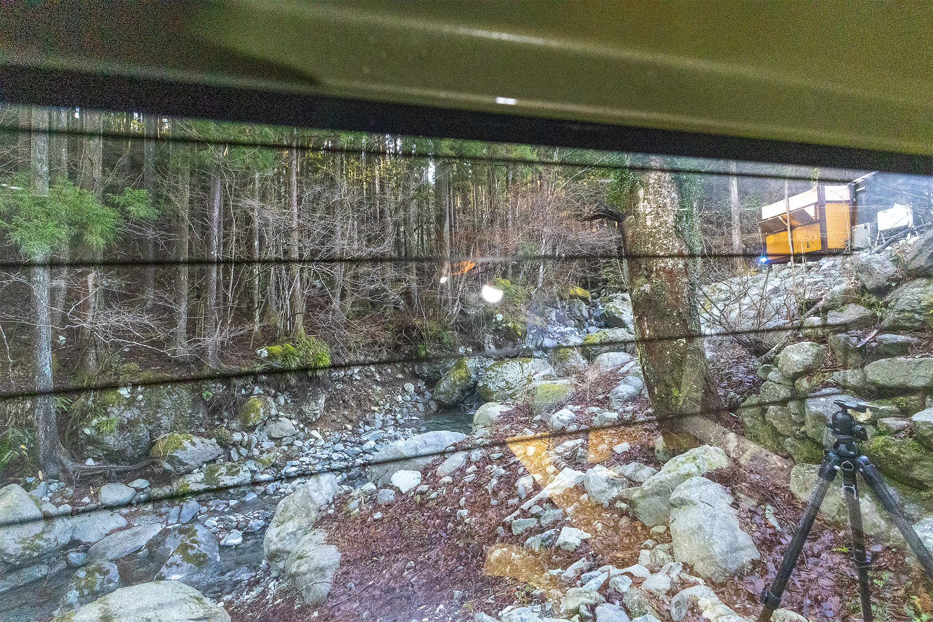 朝起きてテールゲートの窓越しに見えた風景。ドアを閉めると沢の音は聞こえなかったので、寝るときもなにも問題なかった