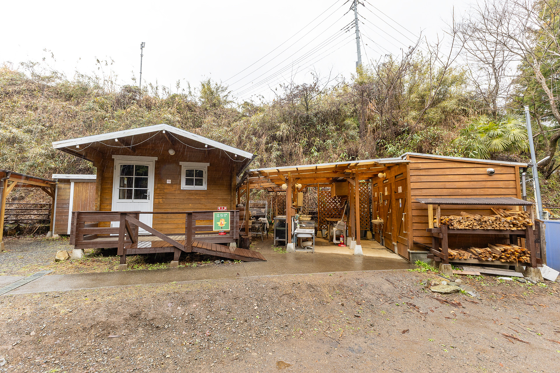 炊事場やトイレに近い「ミモザ」デッキから降りるスロープは車いすでの利用を考えて炊事場やトイレ方面に向けてつけてある