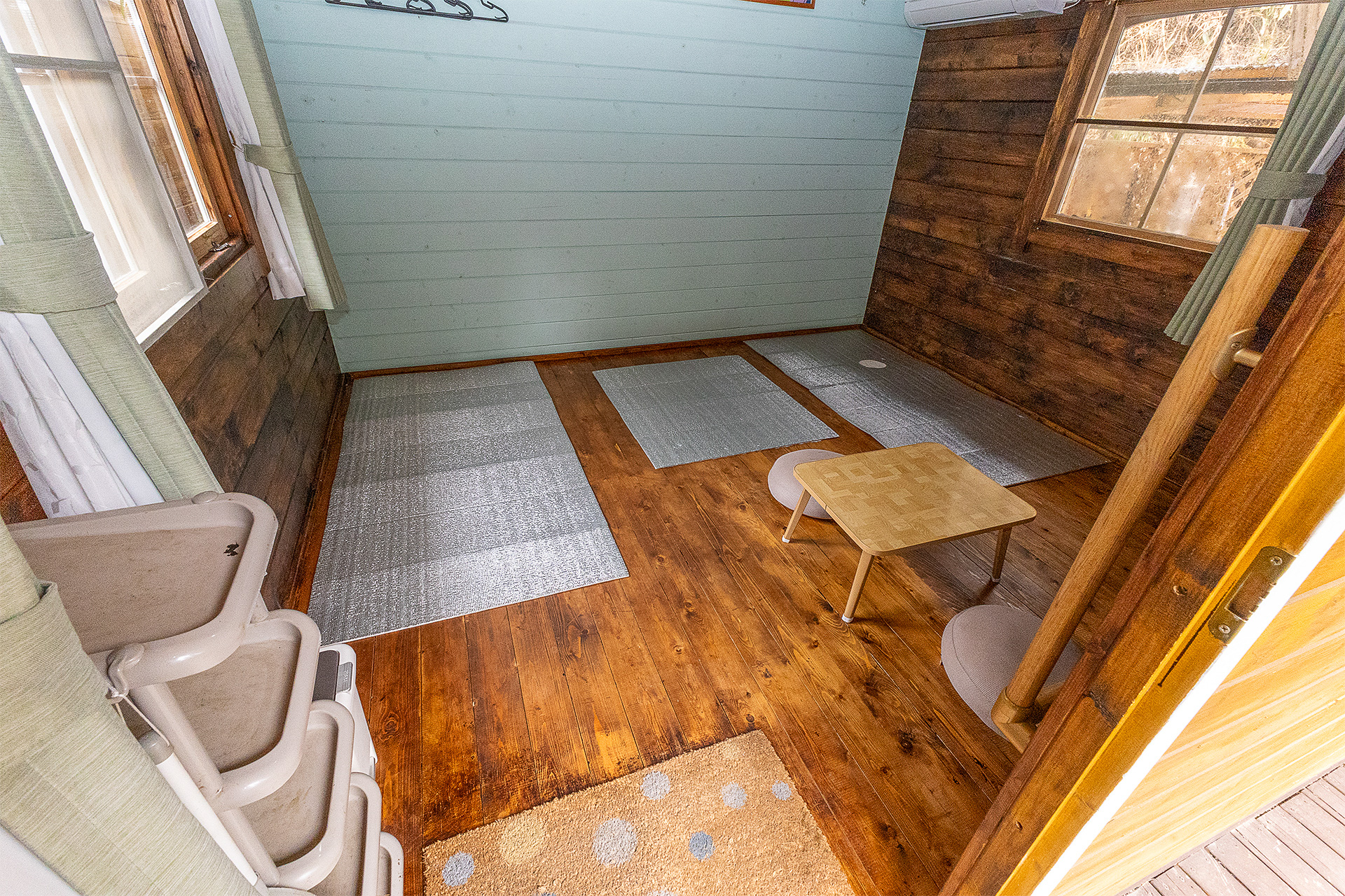 ミモザの室内。備え付けのマットを敷いてみた。定員は4名だが3名での利用ならあまり窮屈にならずに済みそう。クッション性のいいマットやシュラフはレンタル品がある