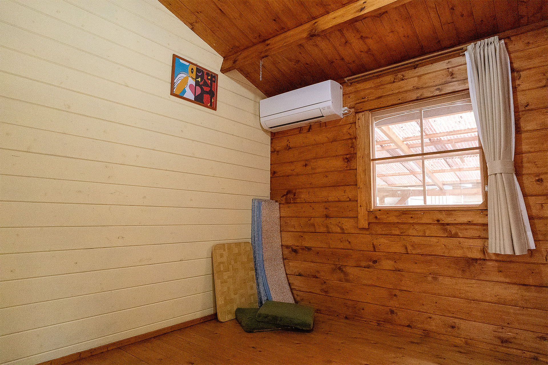 すべてのコテージにはアコン付き。窓にはカーテンもあり、一部の窓は開閉できるので外の風を入れることも可能