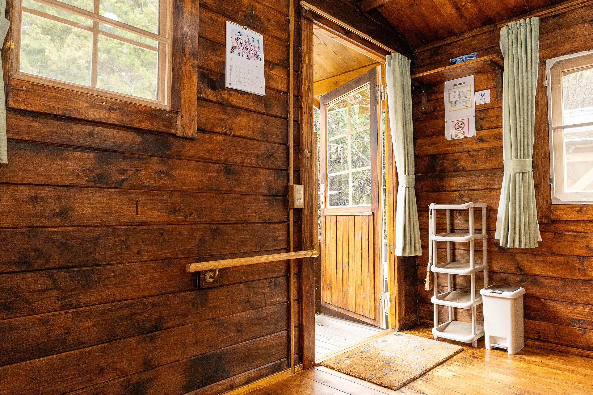 玄関には手すりが付いている。ここも車いす利用者が使いやすいよう照明スイッチの位置が低めになっている