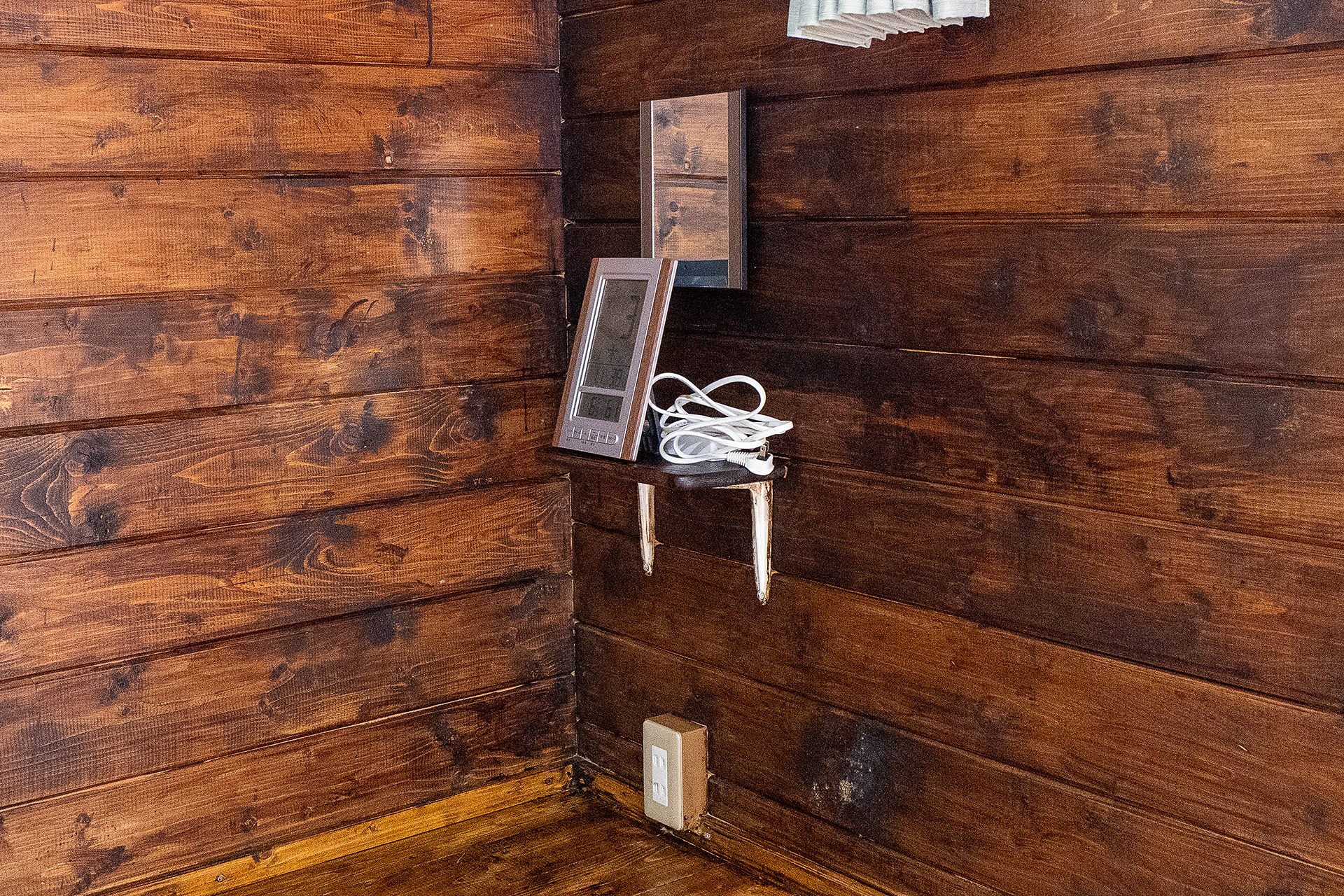 電源コンセントと延長タップを意している。このような装備もすべてのコテージで共通