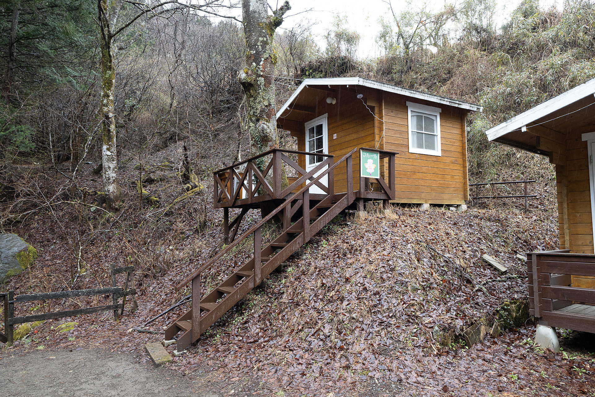 「フルール」は約4.5畳で最大3名までだが、2名かソロでの利用がよさそう